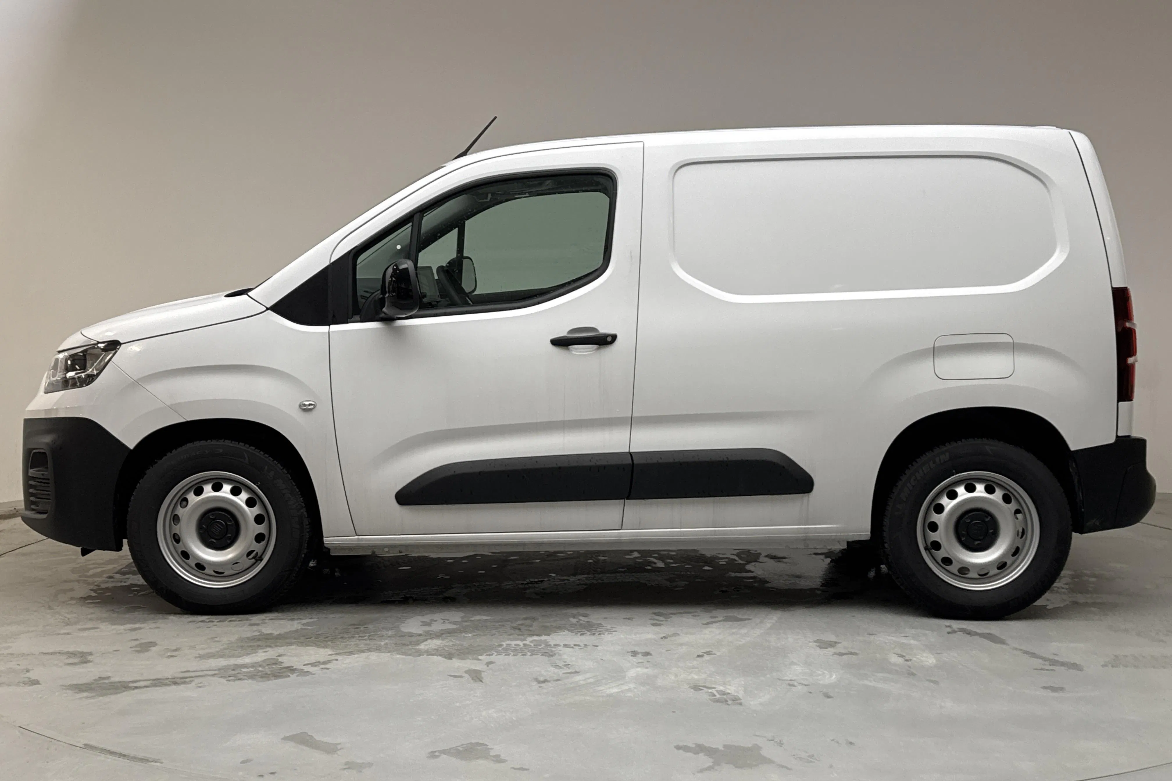 Presentation photo 2 of 14: Fiat E-Doblo 50kWh (136hk) - 30 km - Automatic - white - 2024