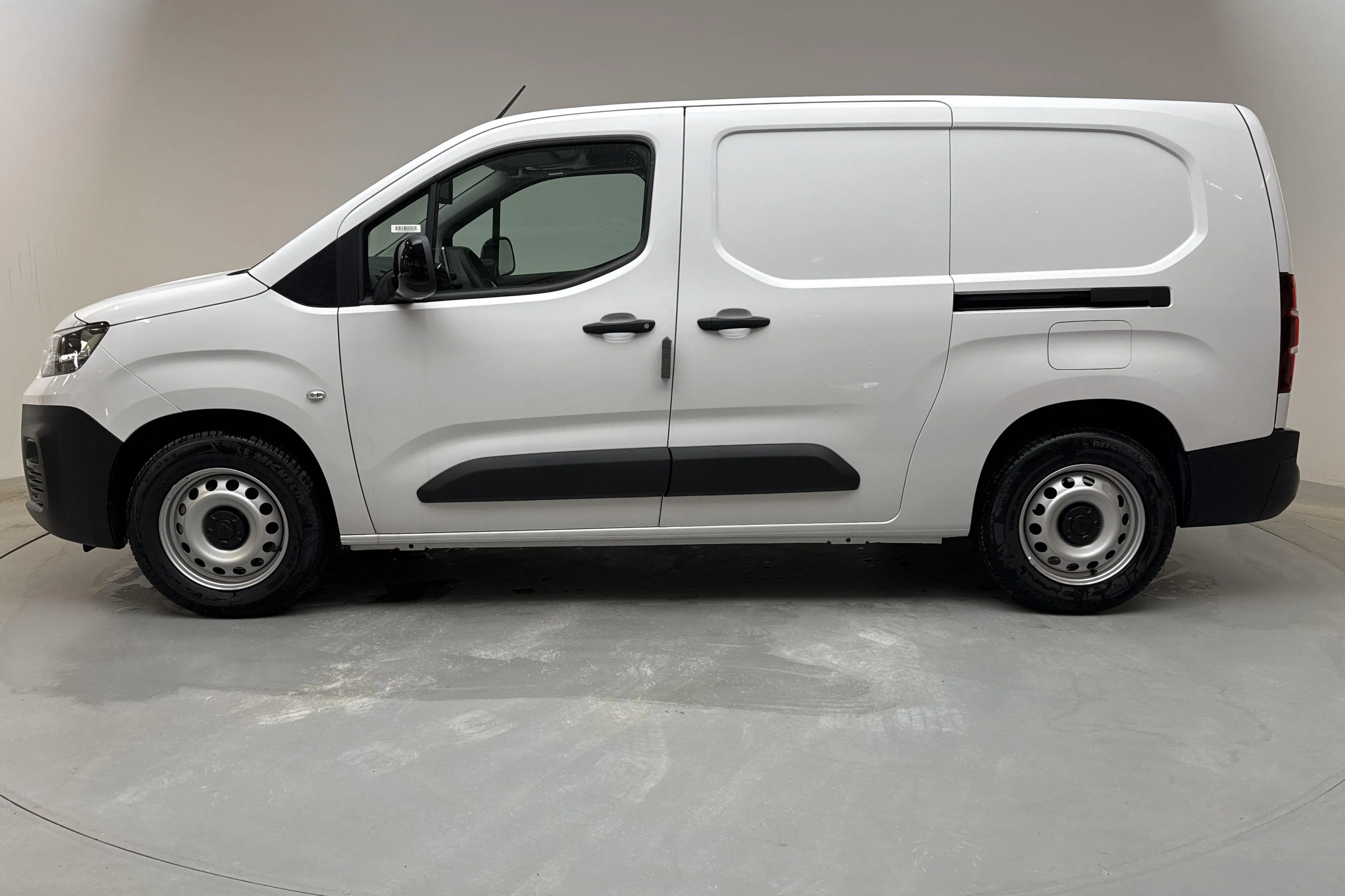 Presentation photo 2 of 13: Fiat E-Doblo 50kWh (136hk) - 40 km - Automatic - white - 2023