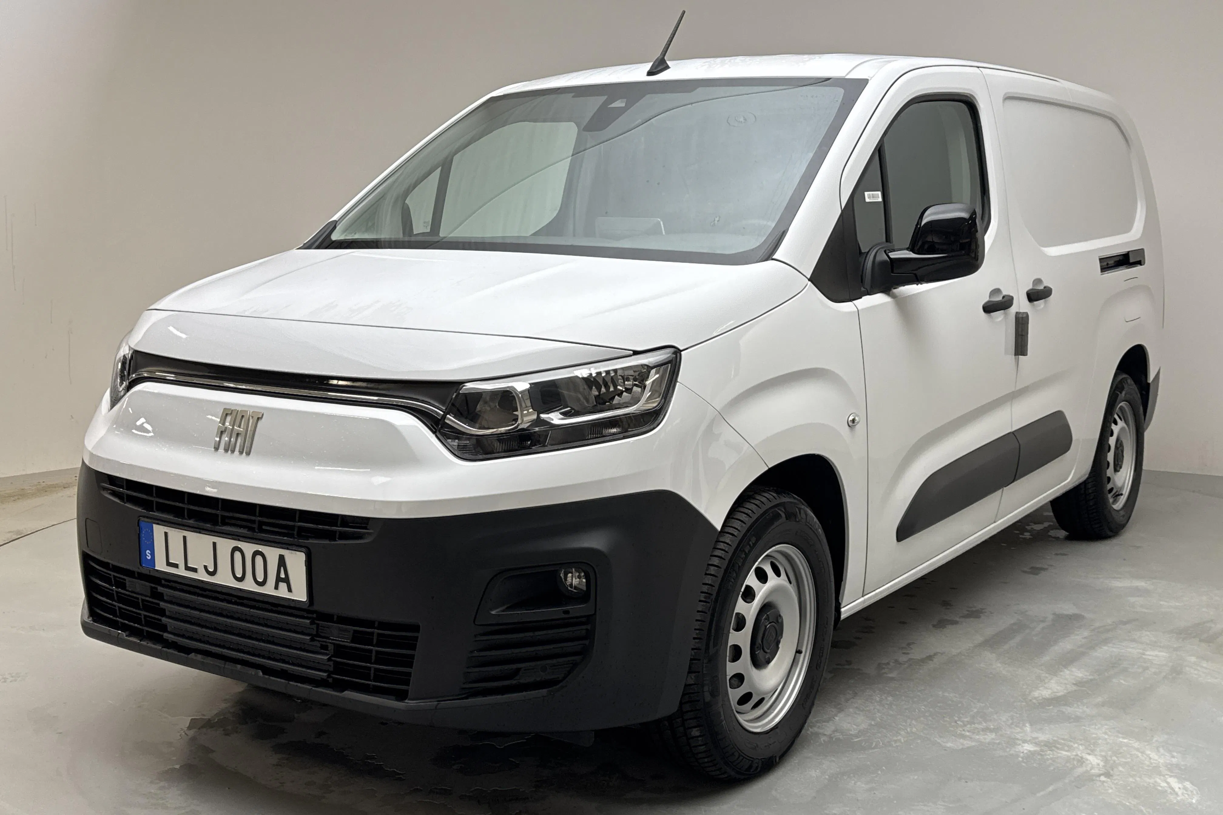 Presentation photo 1 of 13: Fiat E-Doblo 50kWh (136hk) - 40 km - Automatic - white - 2023