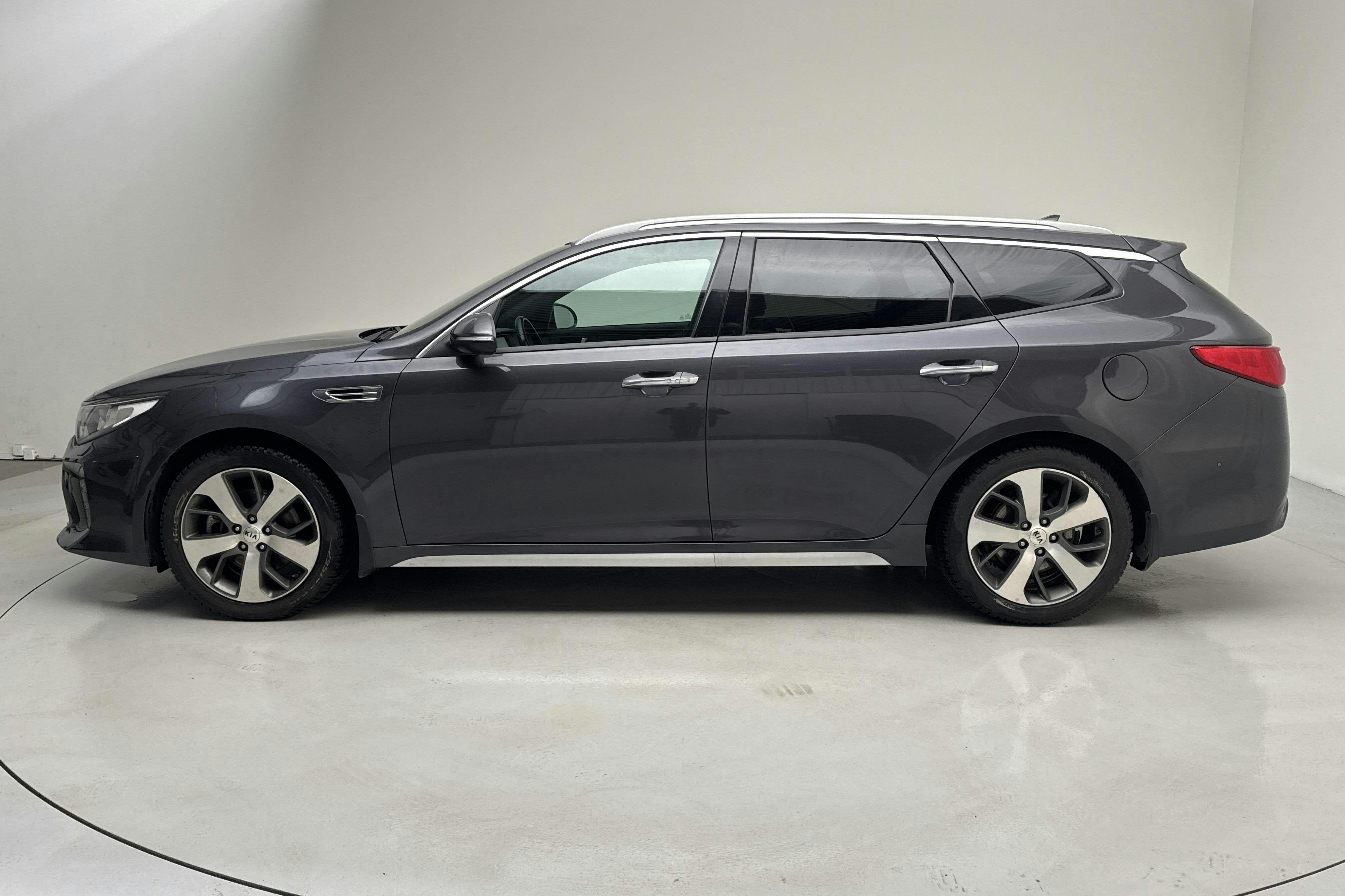 Presentation photo 2 of 18: KIA Optima 1.7 CRDi SW (141hk) - 94 140 km - Automatic - gray - 2018