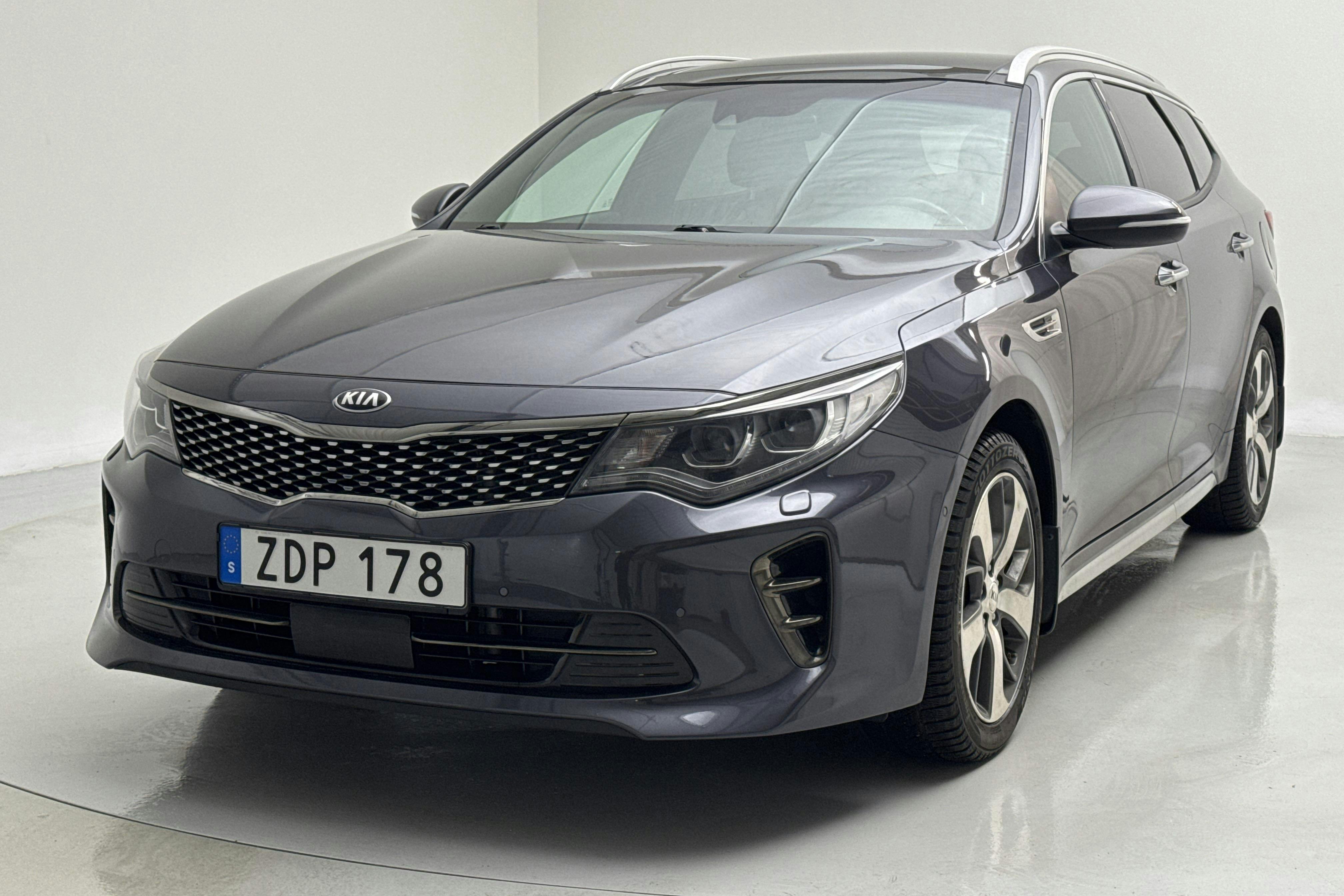 Presentation photo 1 of 18: KIA Optima 1.7 CRDi SW (141hk) - 94 140 km - Automatic - gray - 2018