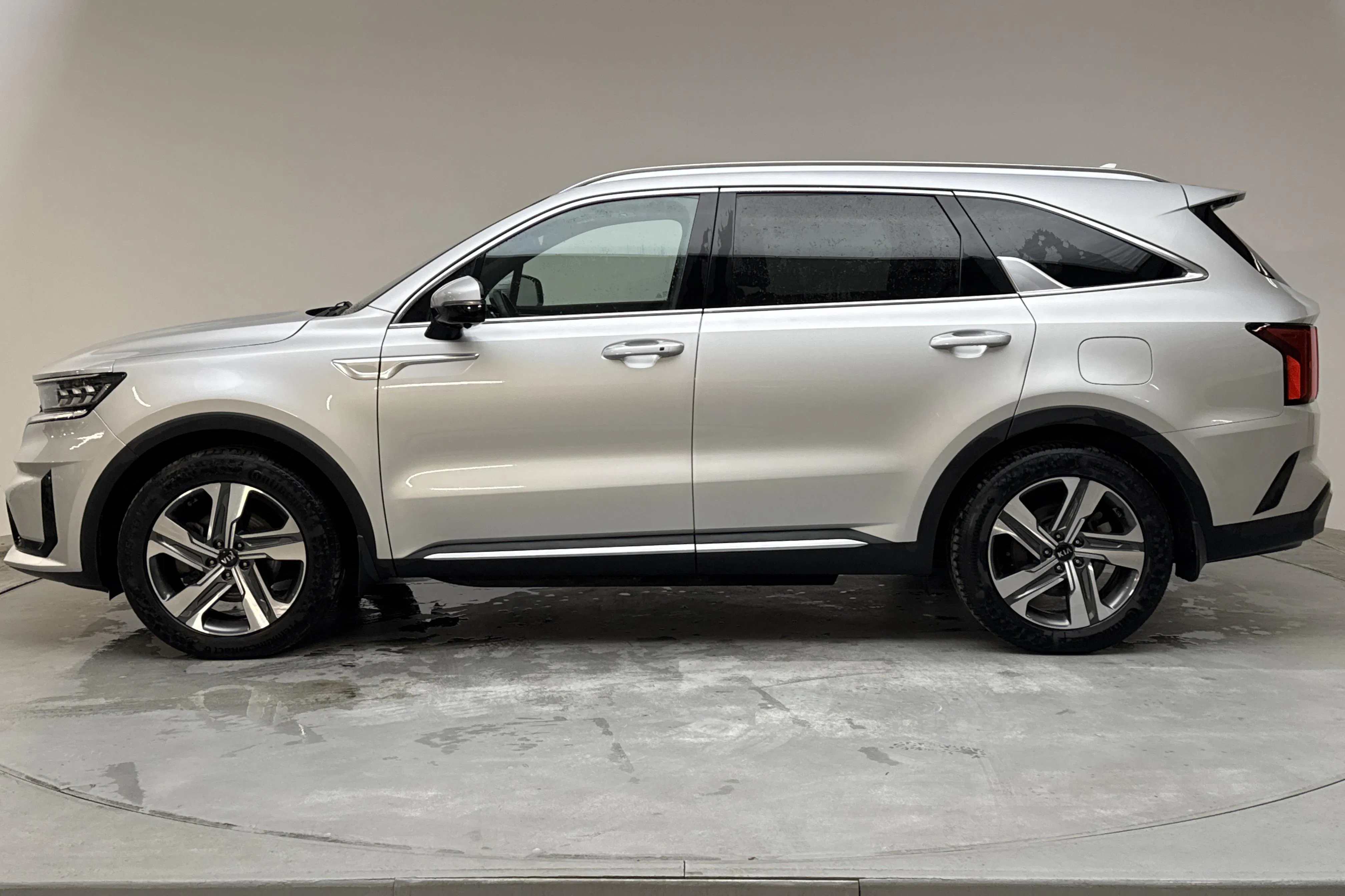 Presentationsfoto 2 av 19: KIA Sorento 1.6 T-GDi Plug-in Hybrid AWD (265hk) - 9 110 mil - Automat - grå - 2021