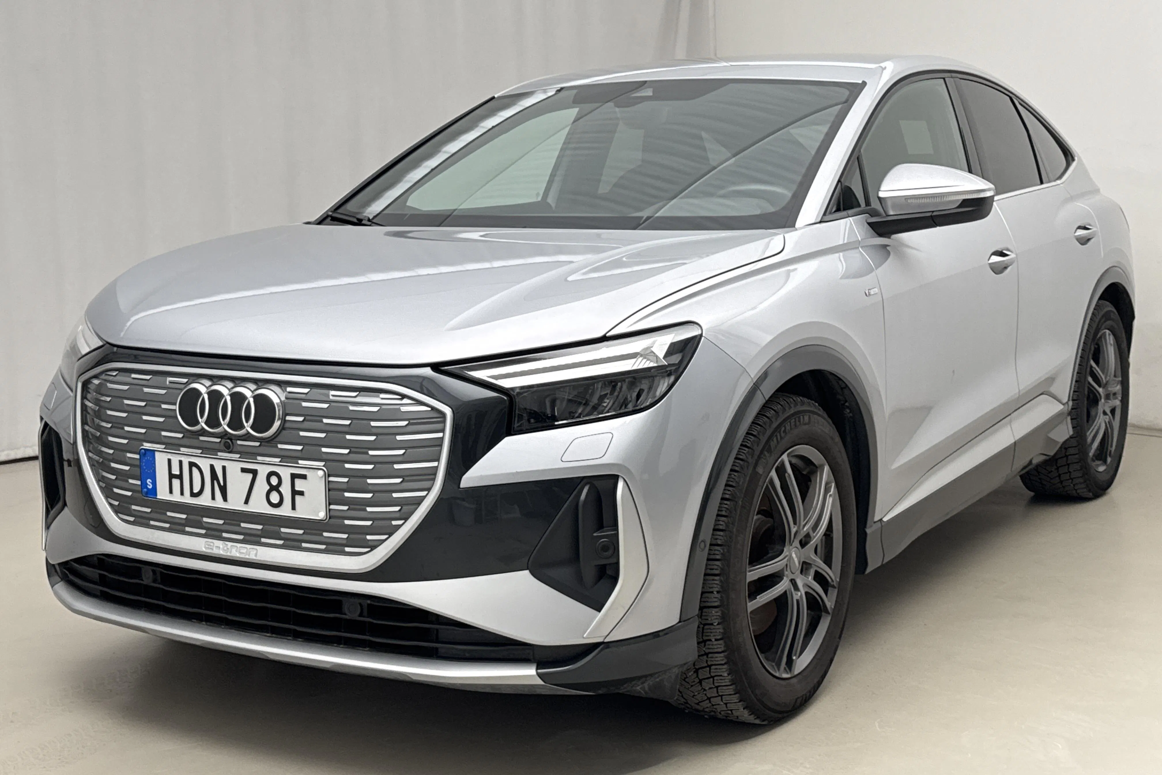 Presentationsfoto 1 av 21: Audi Q4 45 Sportback e-tron quattro 77kWh (265hk) - 4 845 mil - Automat - silver - 2023