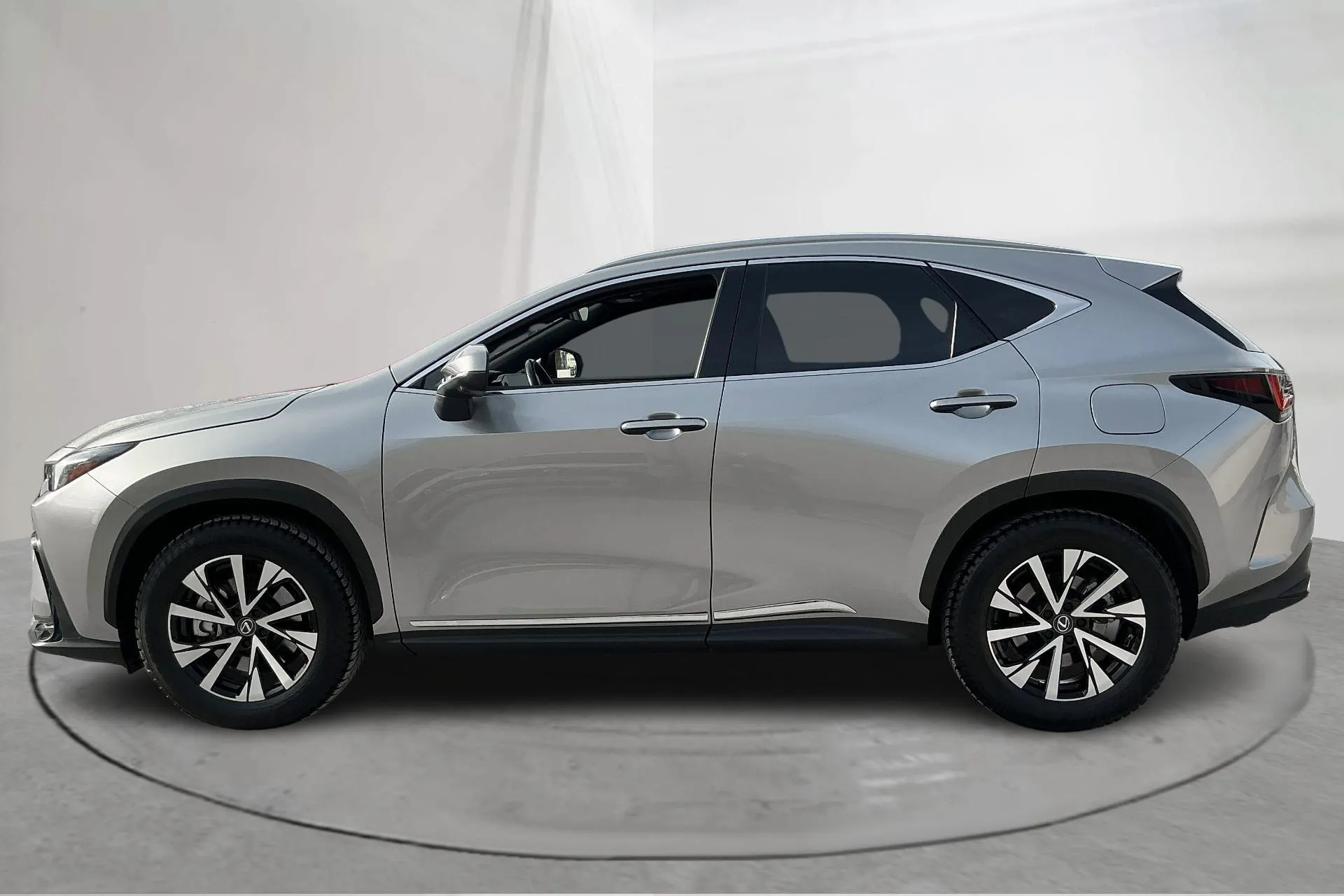 Presentationsfoto 2 av 19: Lexus NX 450h+ AWD (309hk) - 1 822 mil - Automat - Light Grey - 2024
