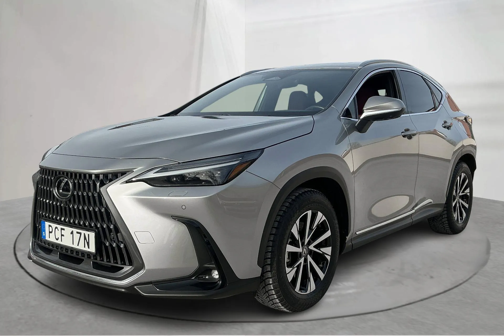 Presentationsfoto 1 av 19: Lexus NX 450h+ AWD (309hk) - 1 822 mil - Automat - Light Grey - 2024