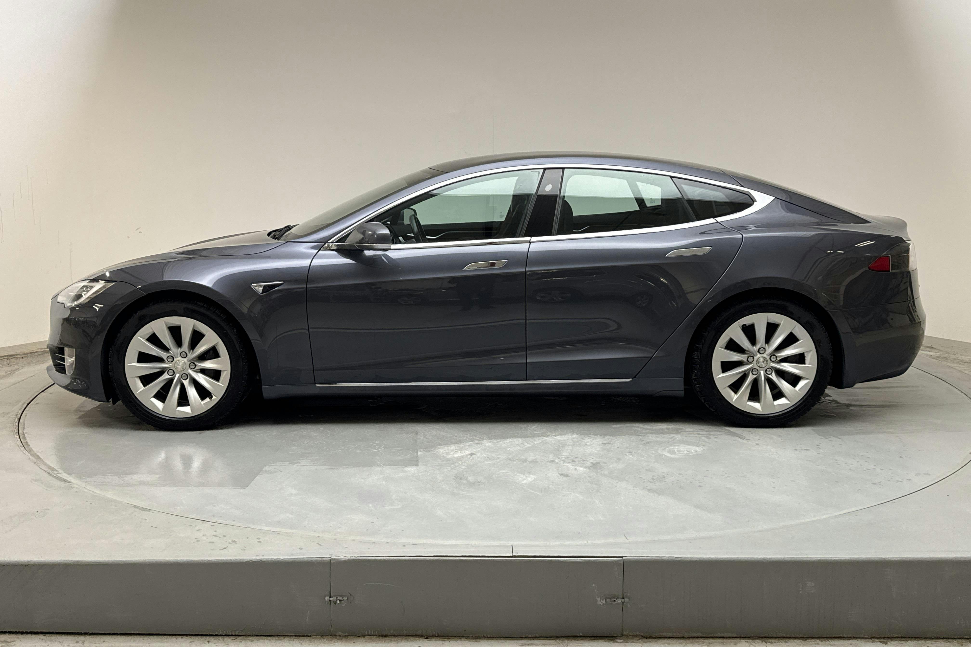 Presentation photo 2 of 19: Tesla Model S 75D - 202 320 km - Automatic - gray - 2018