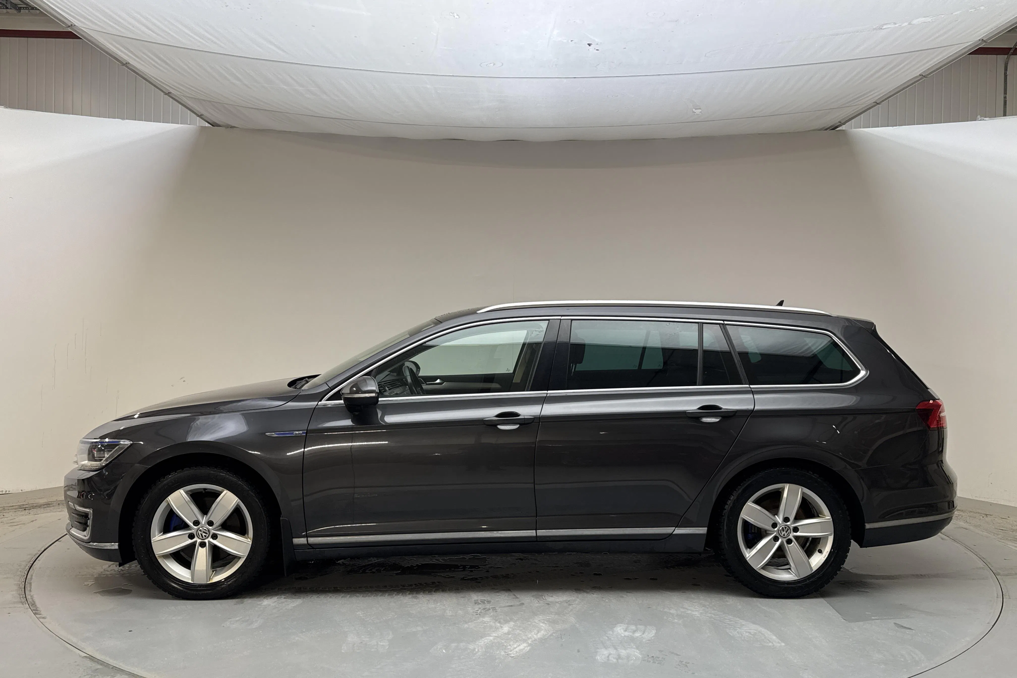 Presentationsfoto 2 av 16: VW Passat 1.4 Plug-in-Hybrid Sportscombi (218hk) - 14 596 mil - Automat - Dark Grey - 2018