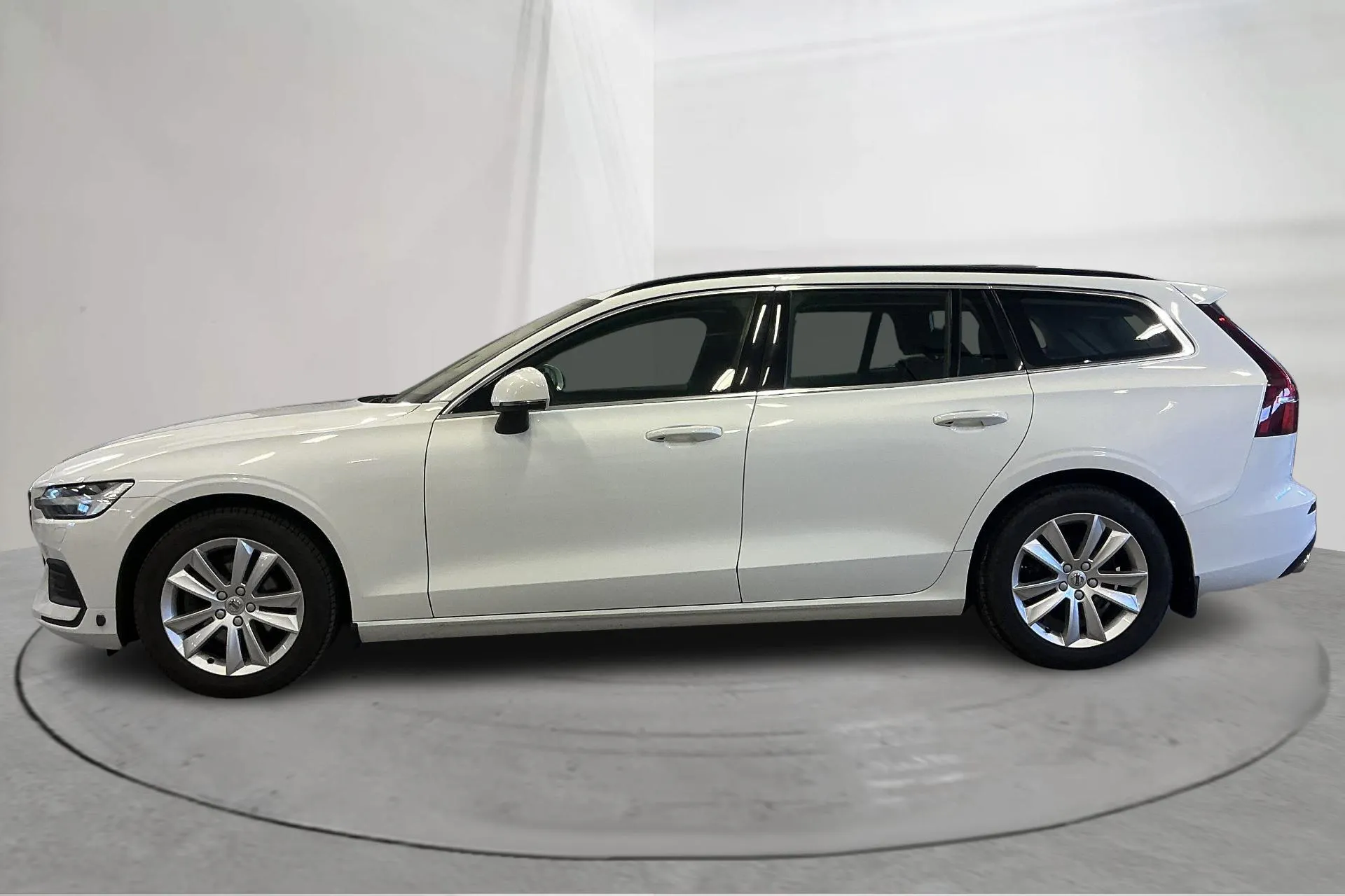 Presentationsfoto 2 av 20: Volvo V60 B4 Mildhybrid, Diesel (197hk) - 12 603 mil - Automat - vit - 2022