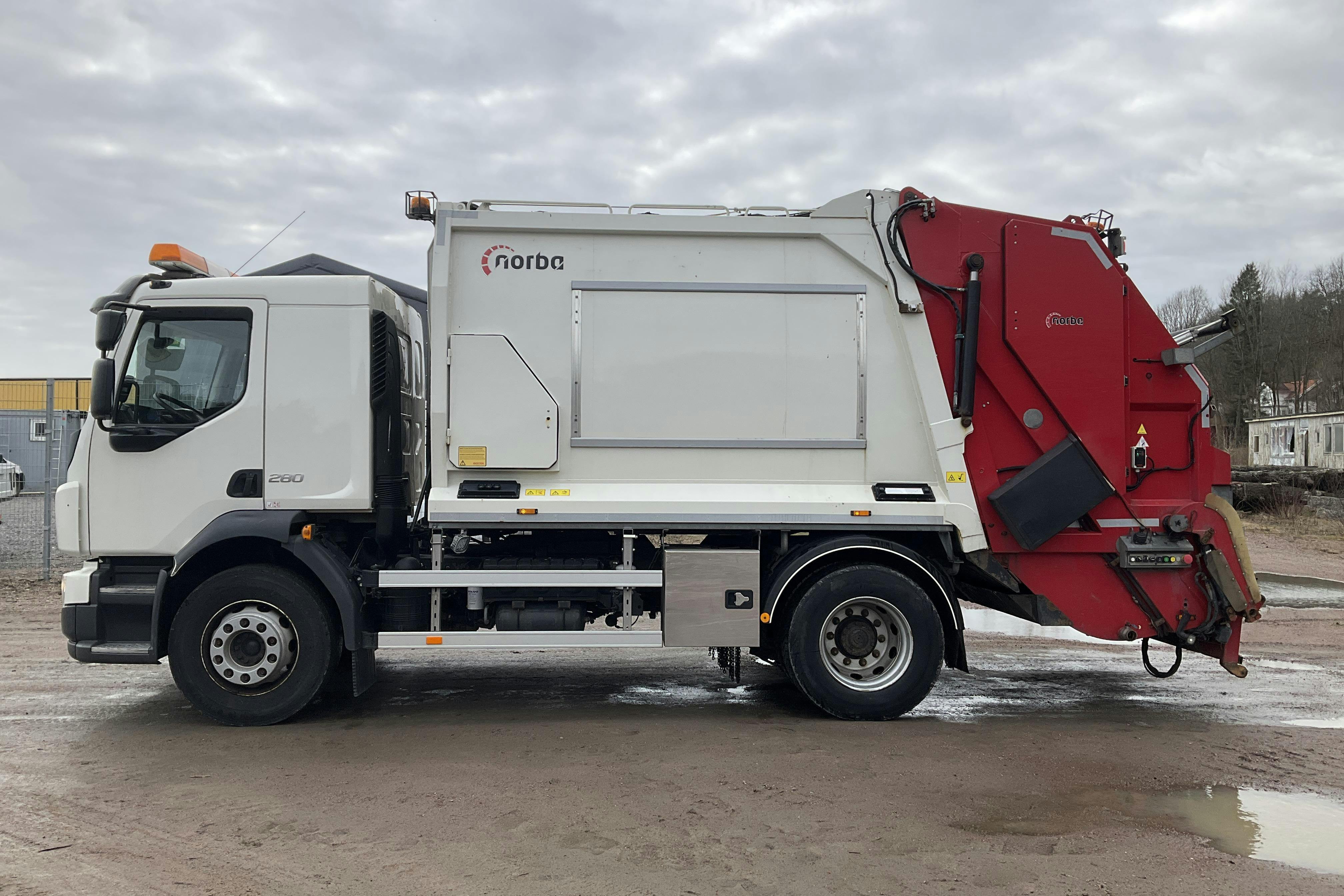 Presentation photo 2 of 46: VOLVO FL 4X2 - 121 390 km - Automatic - 2019