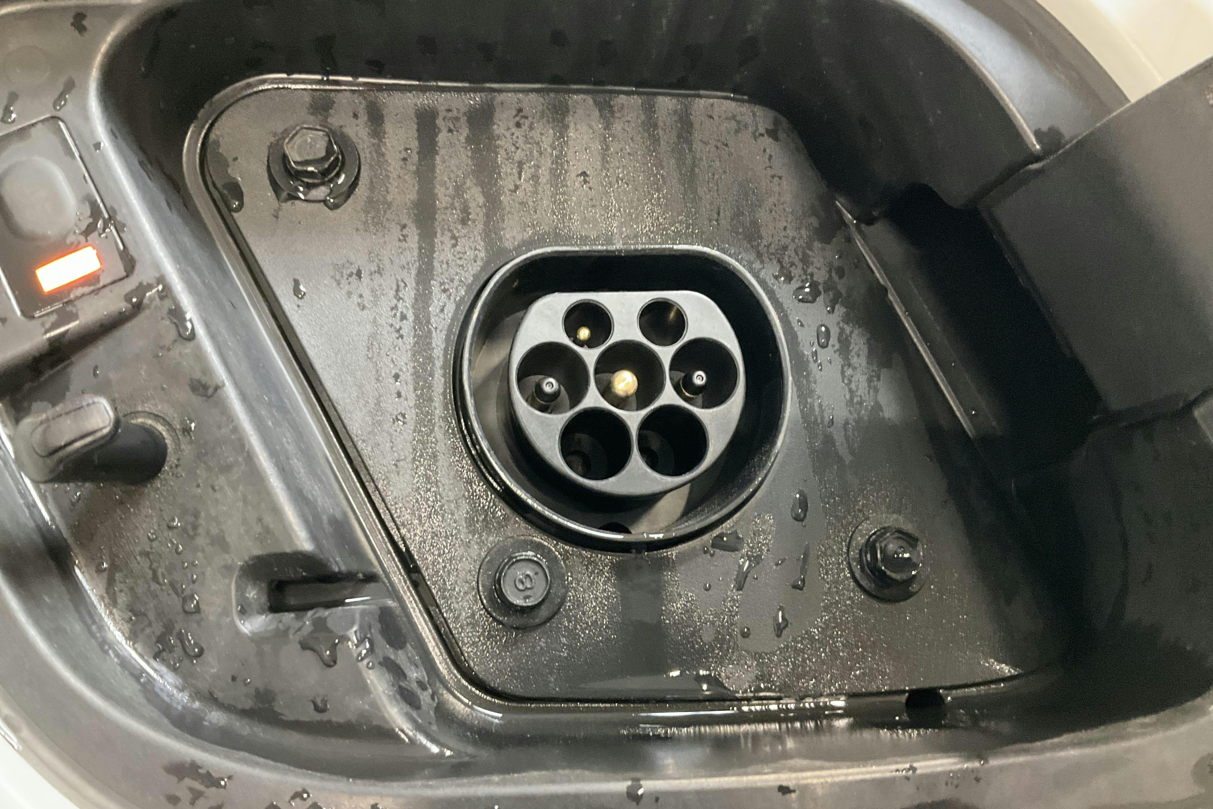 Presentation photo 15 of 15: KIA Sportage PHEV AWD (265hk) - 113 450 km - Automatic - white - 2023