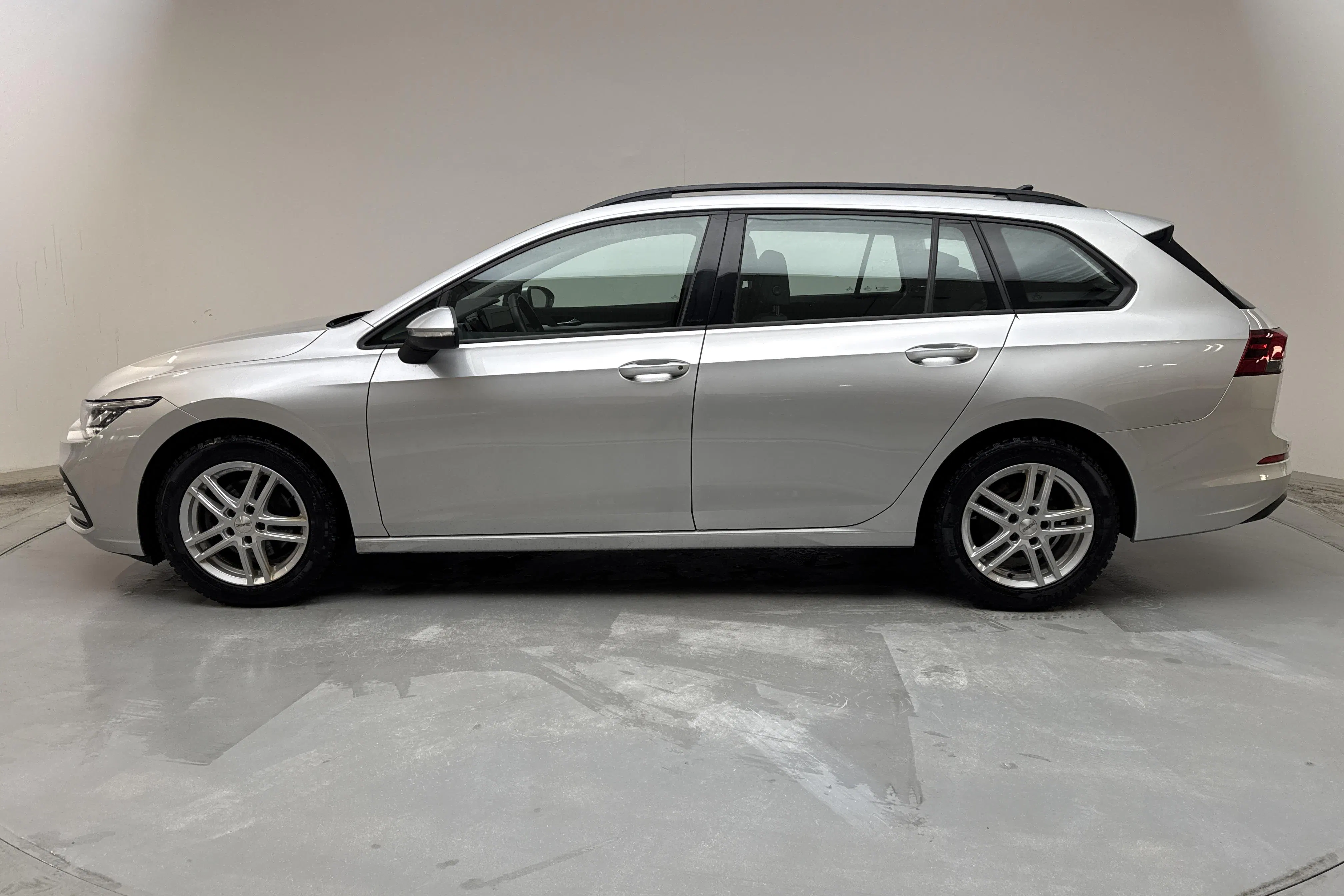 Presentation photo 2 of 12: VW Golf VIII 1.5 eTSI Sportscombi (130hk) - 45 930 km - Automatic - silver - 2021
