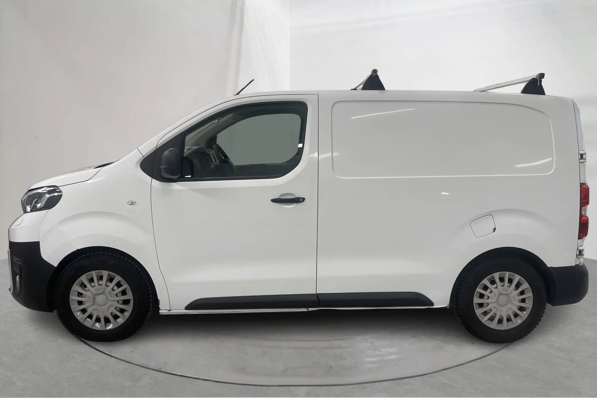 Presentationsfoto 2 av 15: Toyota PROACE 1.5D (120hk) - 7 490 mil - Manuell - vit - 2019