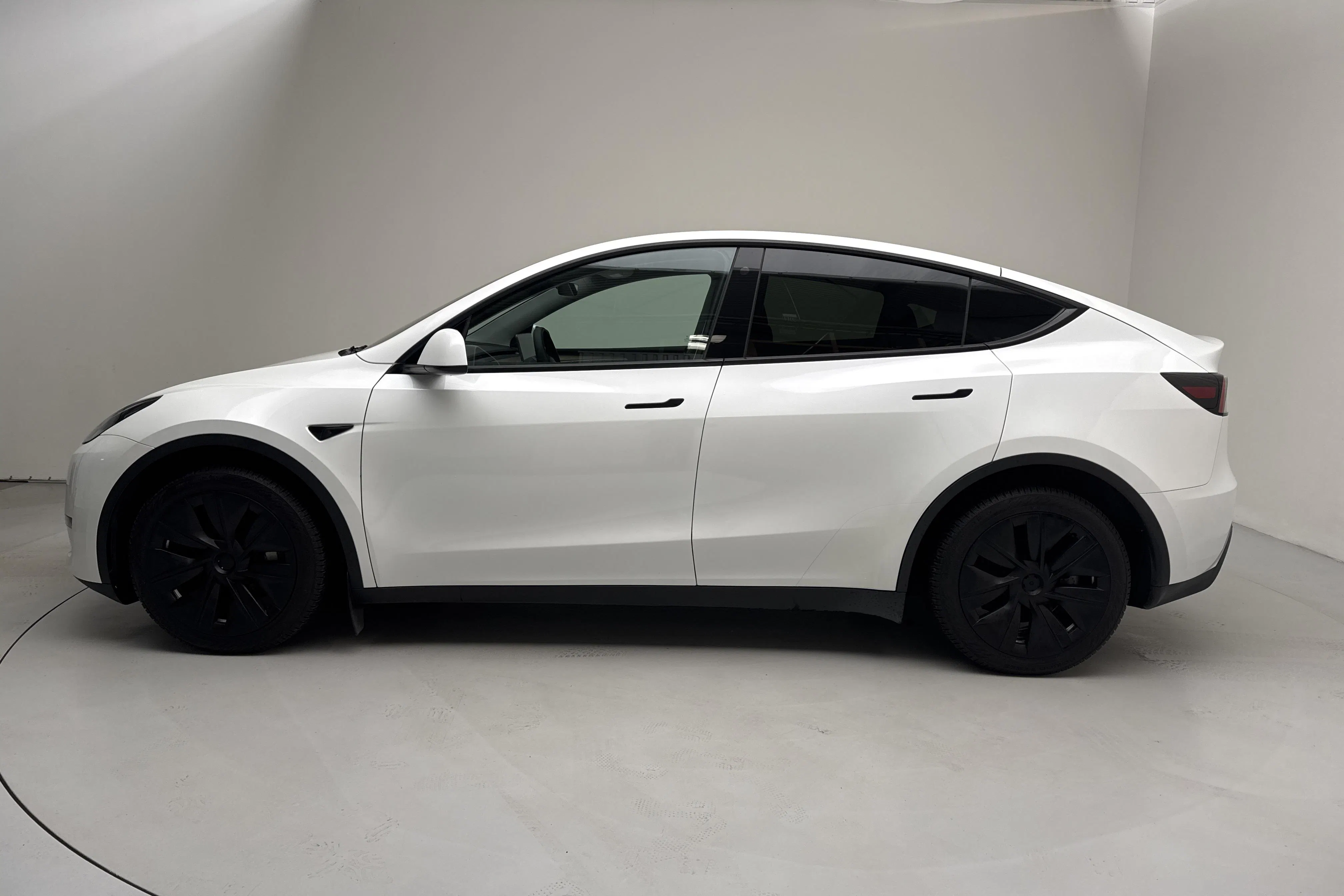Presentation photo 2 of 18: Tesla Model Y Long Range Dual Motor AWD - 101 940 km - Automatic - white - 2024