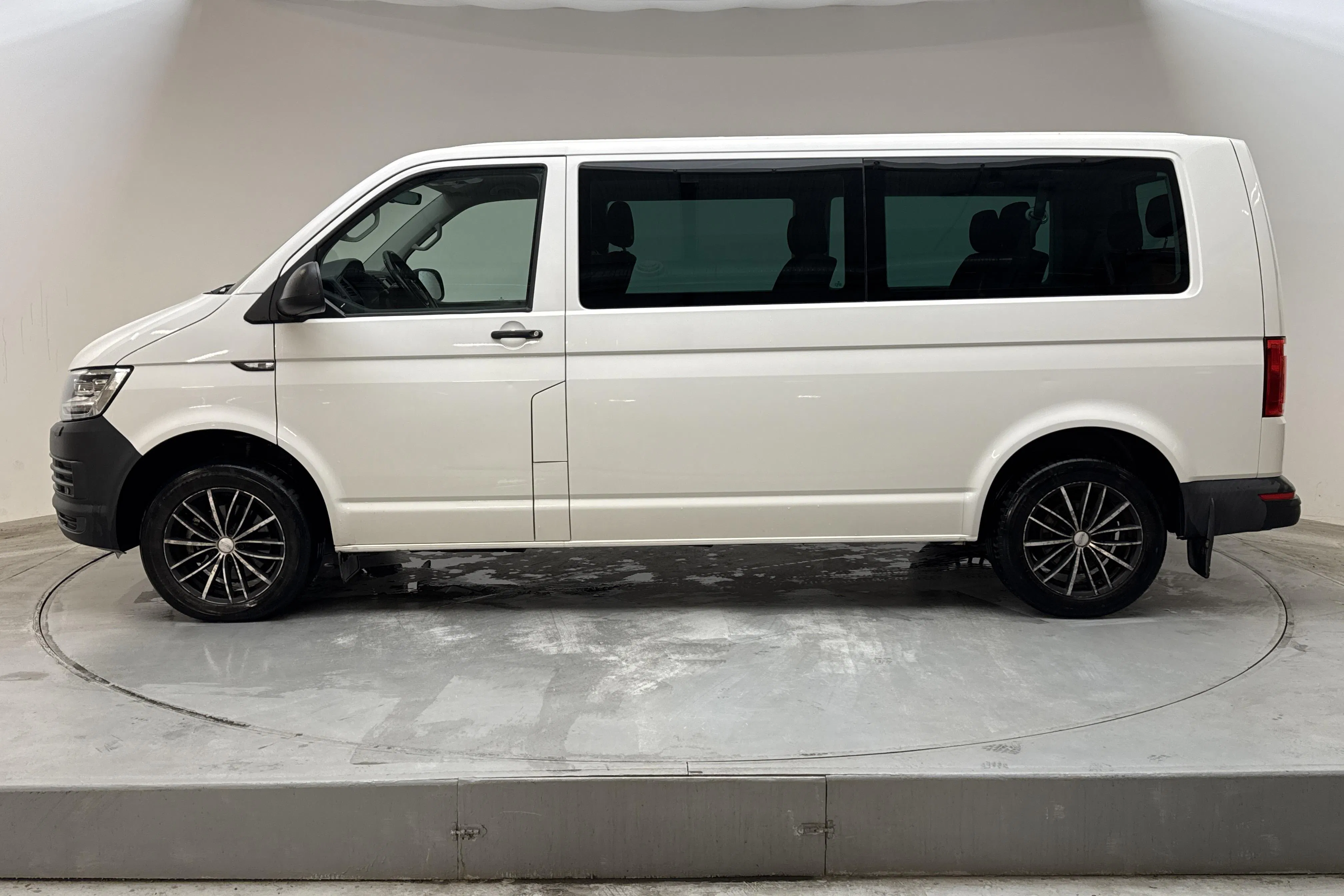 Presentationsfoto 2 av 12: VW Caravelle T6 2.0 TDI BMT (150hk) - 13 876 mil - Automat - vit - 2017