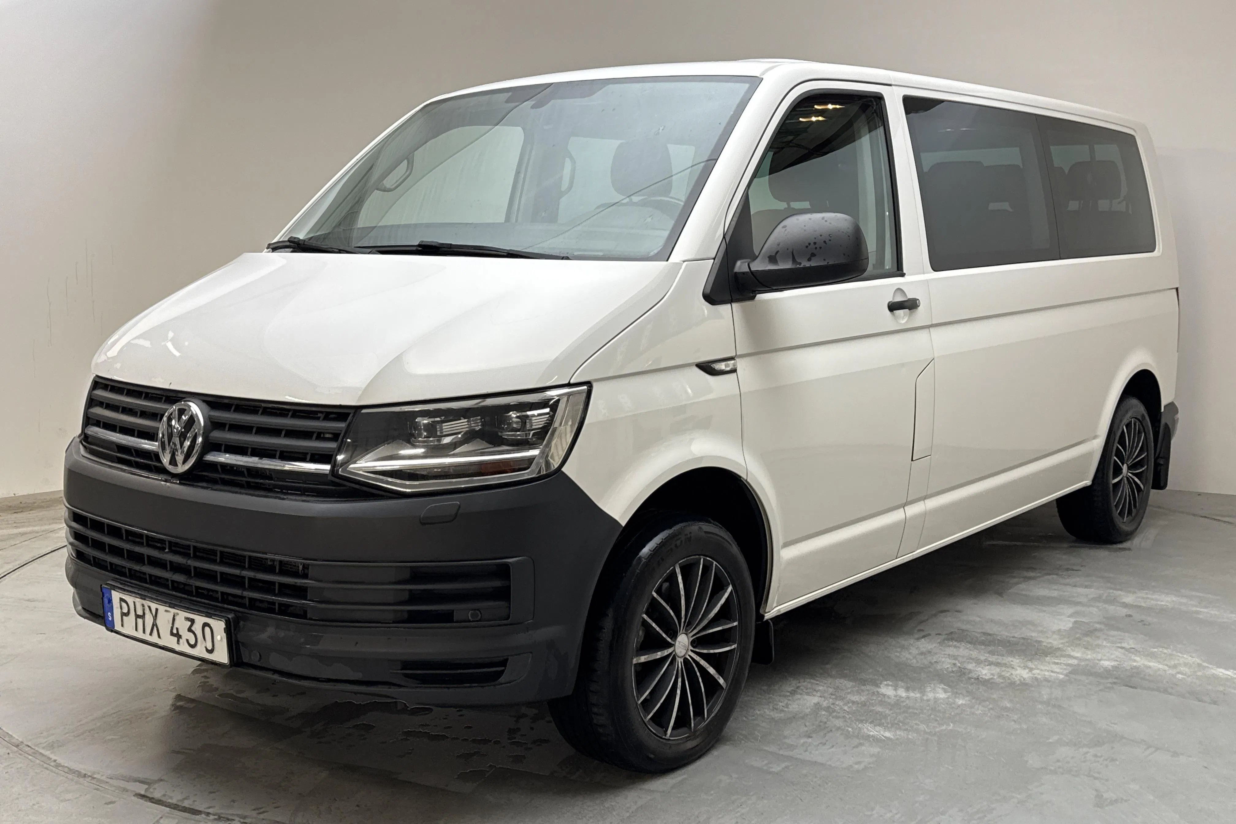 Presentationsfoto 1 av 12: VW Caravelle T6 2.0 TDI BMT (150hk) - 13 876 mil - Automat - vit - 2017