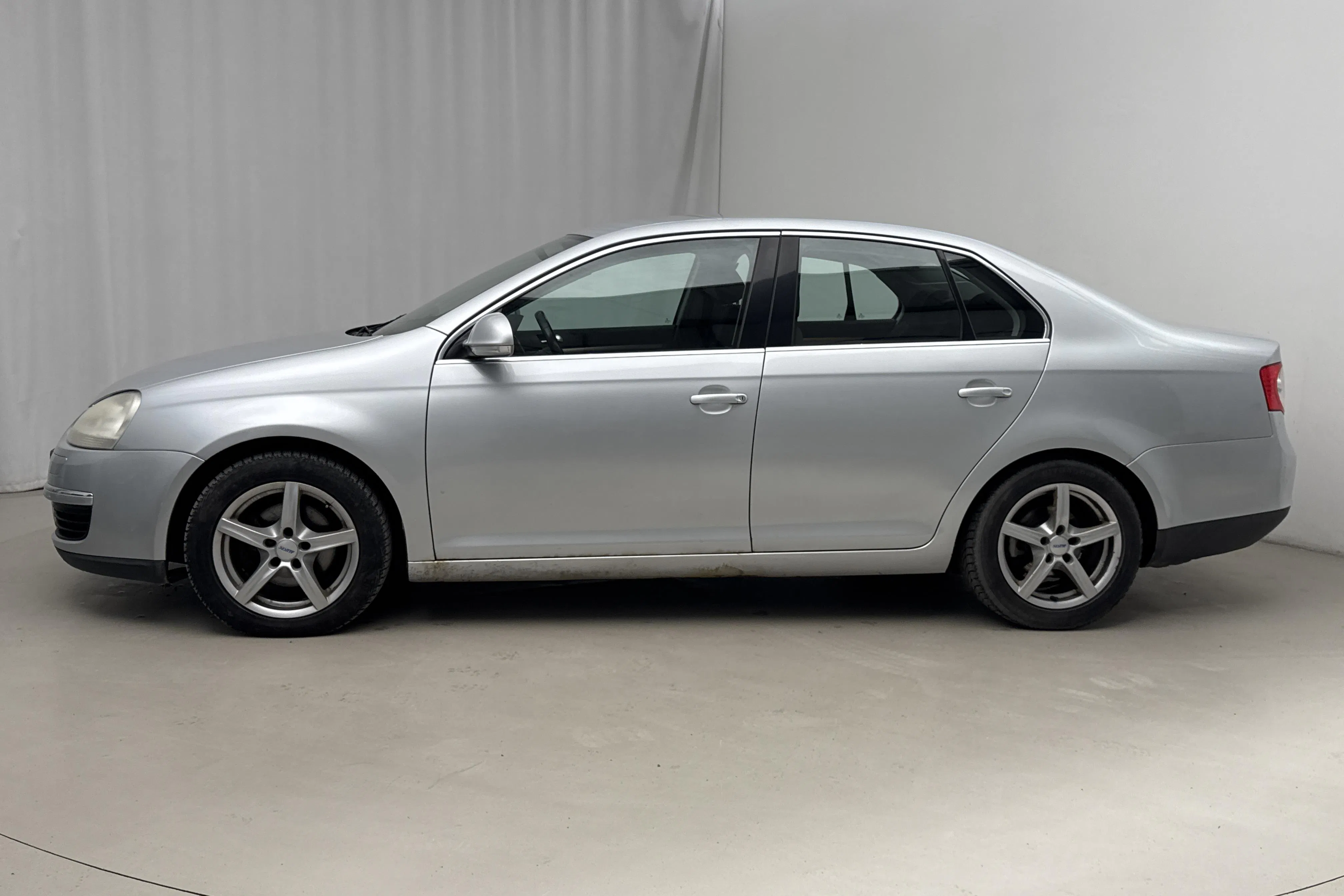 Presentationsfoto 2 av 10: VW Jetta 2.0 FSI (150hk) - 27 259 mil - Automat - silver - 2006