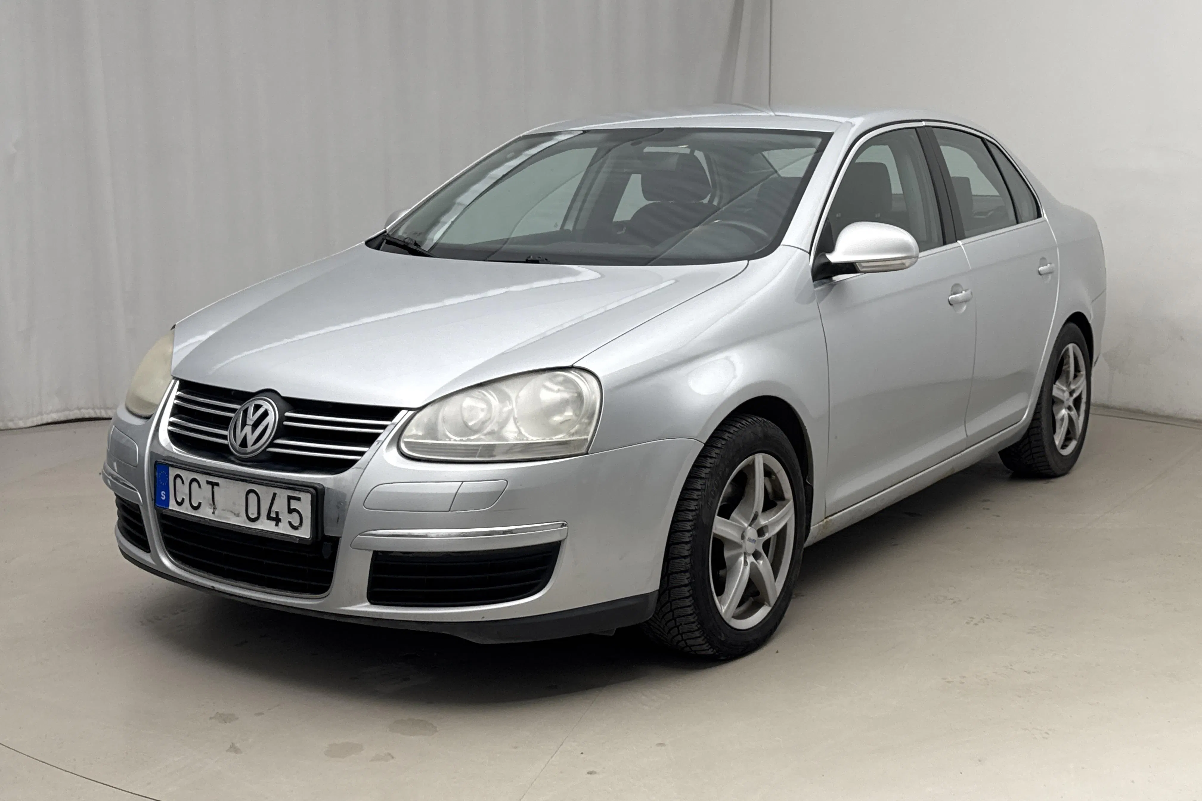 Presentationsfoto 1 av 10: VW Jetta 2.0 FSI (150hk) - 27 259 mil - Automat - silver - 2006