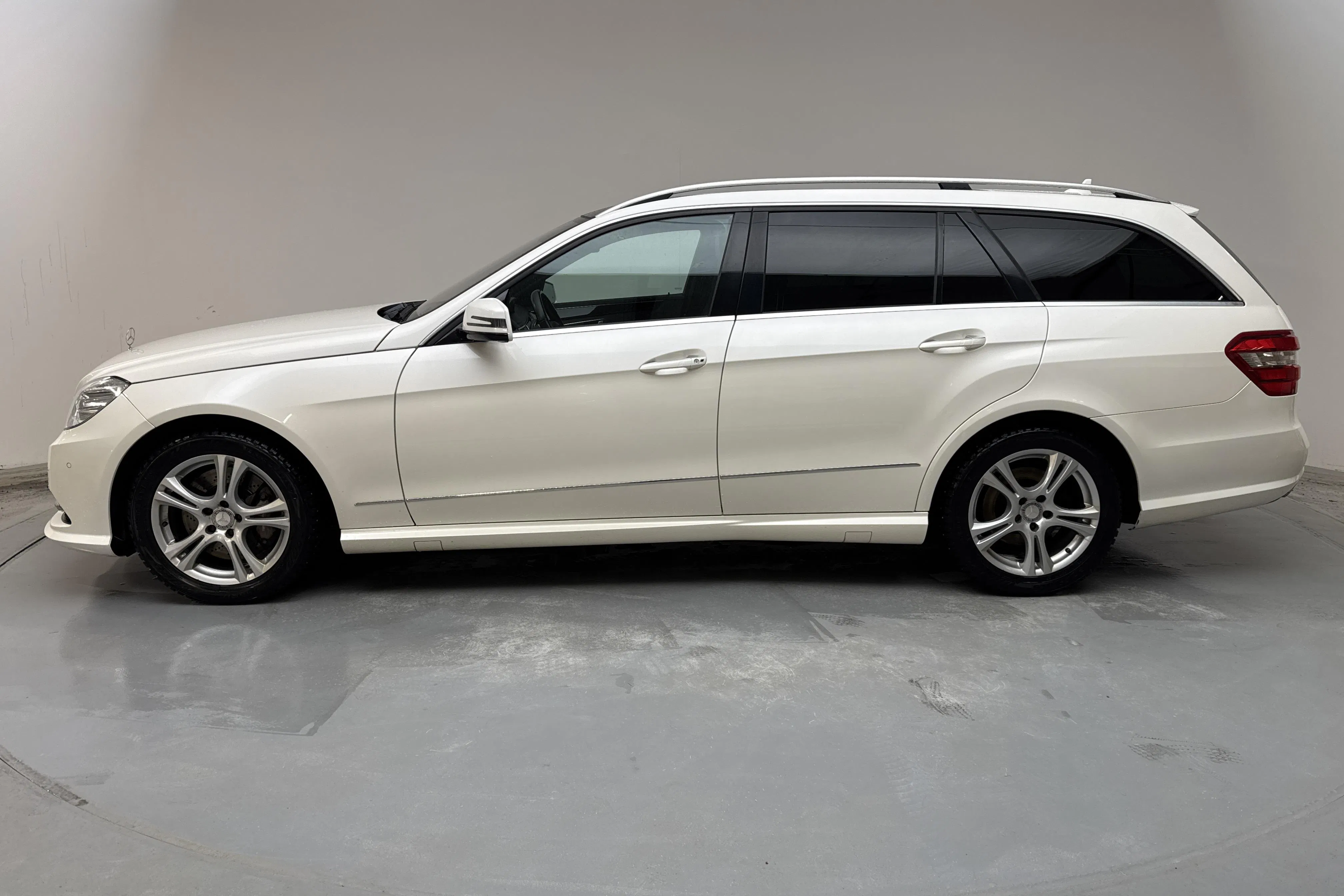 Presentationsfoto 2 av 17: Mercedes E 350 CDI Kombi 4Matic S212 (265hk) - 25 027 mil - Automat - vit - 2013