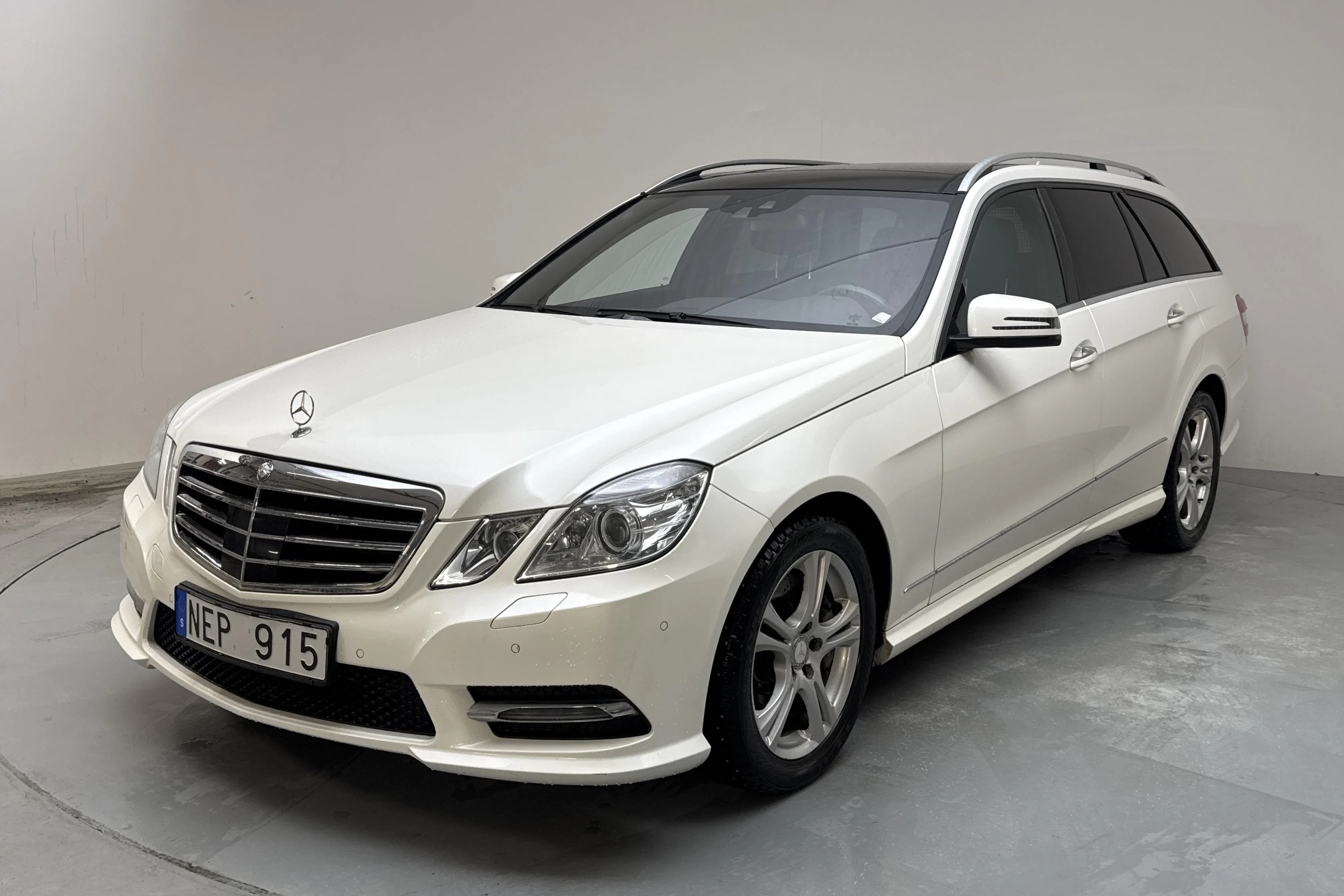 Presentationsfoto 1 av 17: Mercedes E 350 CDI Kombi 4Matic S212 (265hk) - 25 027 mil - Automat - vit - 2013
