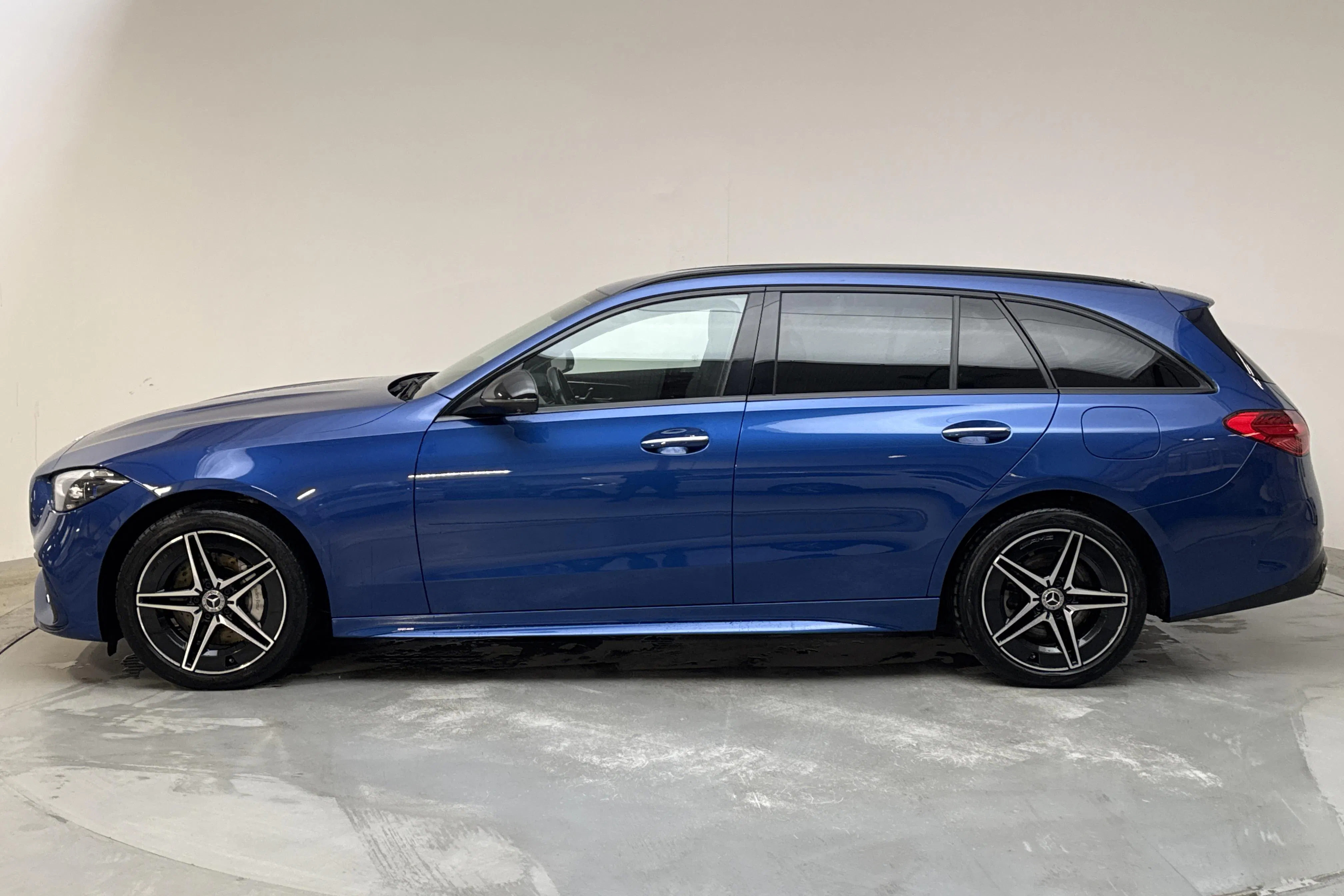 Presentationsfoto 2 av 16: Mercedes C 300 e Kombi S206 (333hk) - 12 091 mil - Automat - blå - 2022