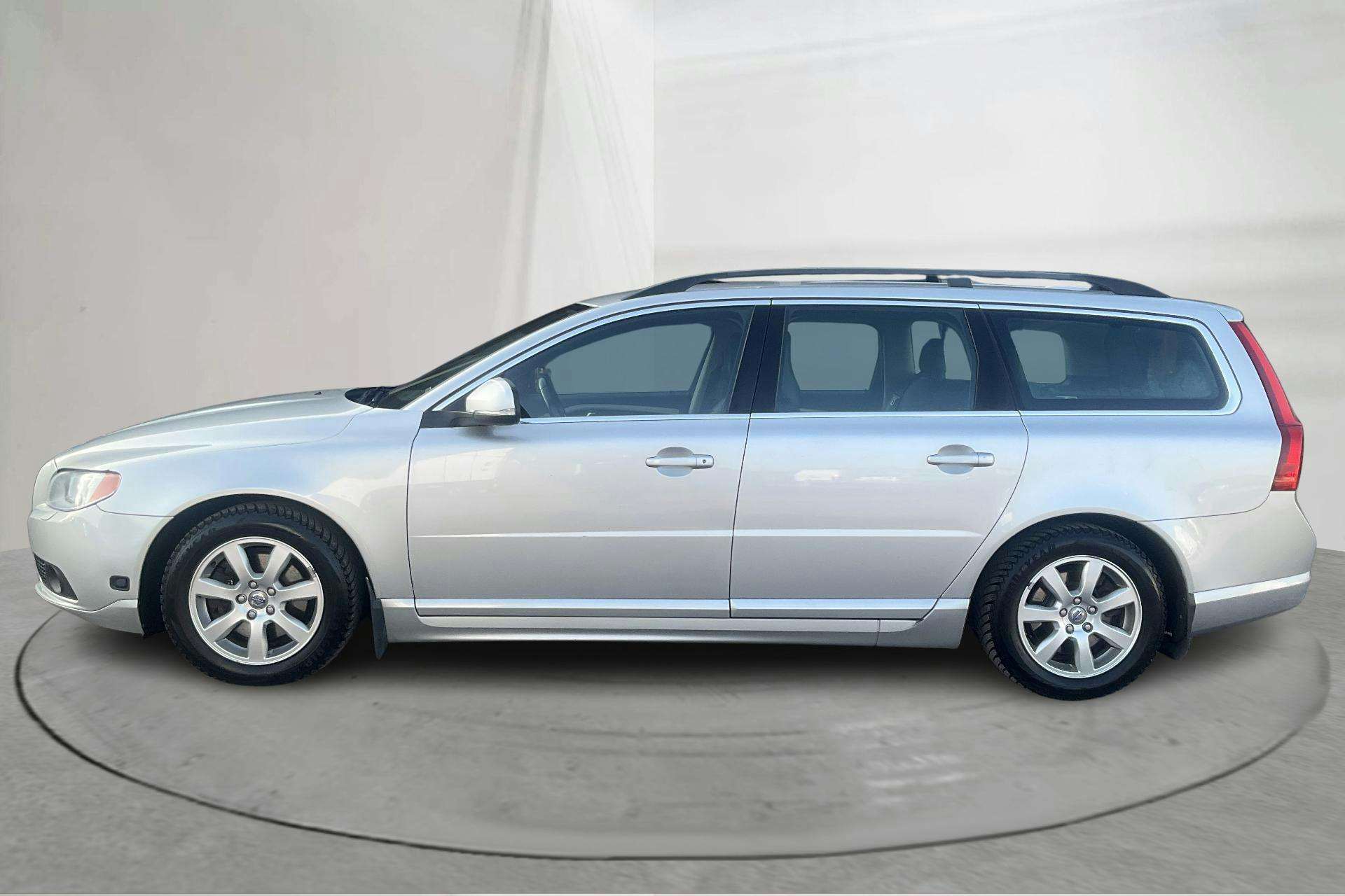 Presentationsfoto 2 av 14: Volvo V70 II D4 (163hk) - 23 130 mil - Manuell - Light Grey - 2013
