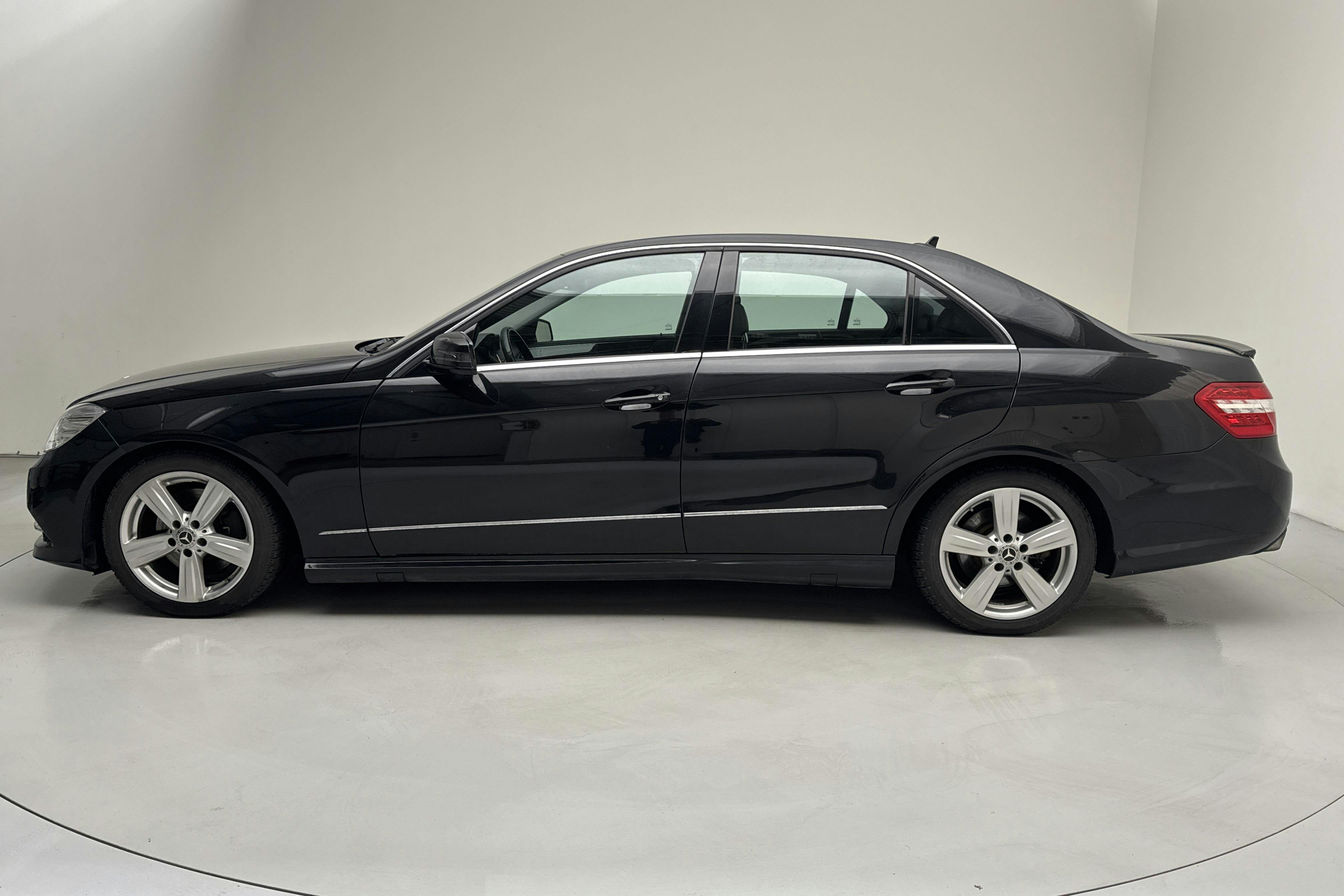 Presentation photo 2 of 13: Mercedes E 350 CDI W212 (265hk) - 295 160 km - Automatic - black - 2011