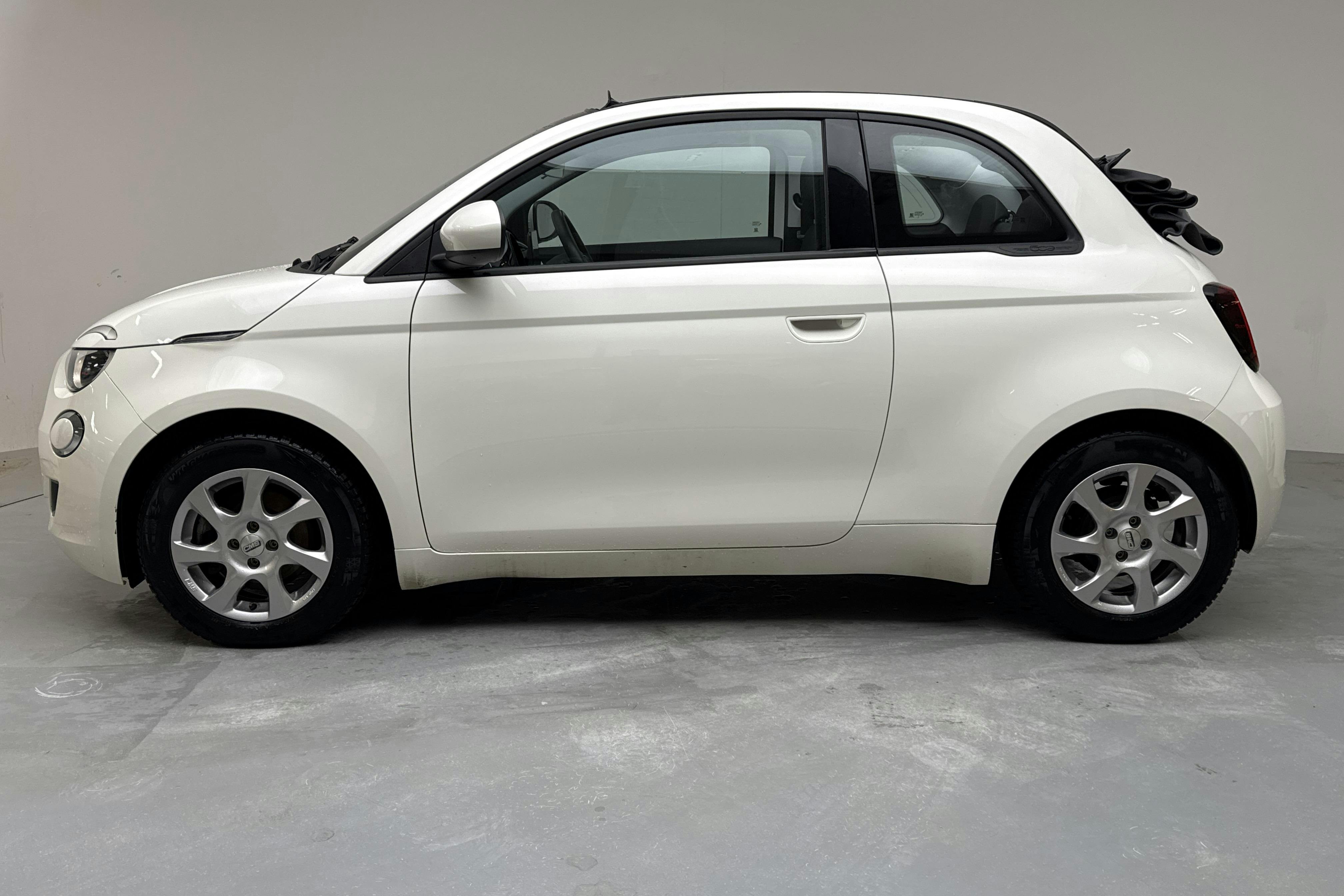 Presentation photo 2 of 22: Fiat 500e Cabriolet 42kWh (118hk) - 53 030 km - Automatic - white - 2021