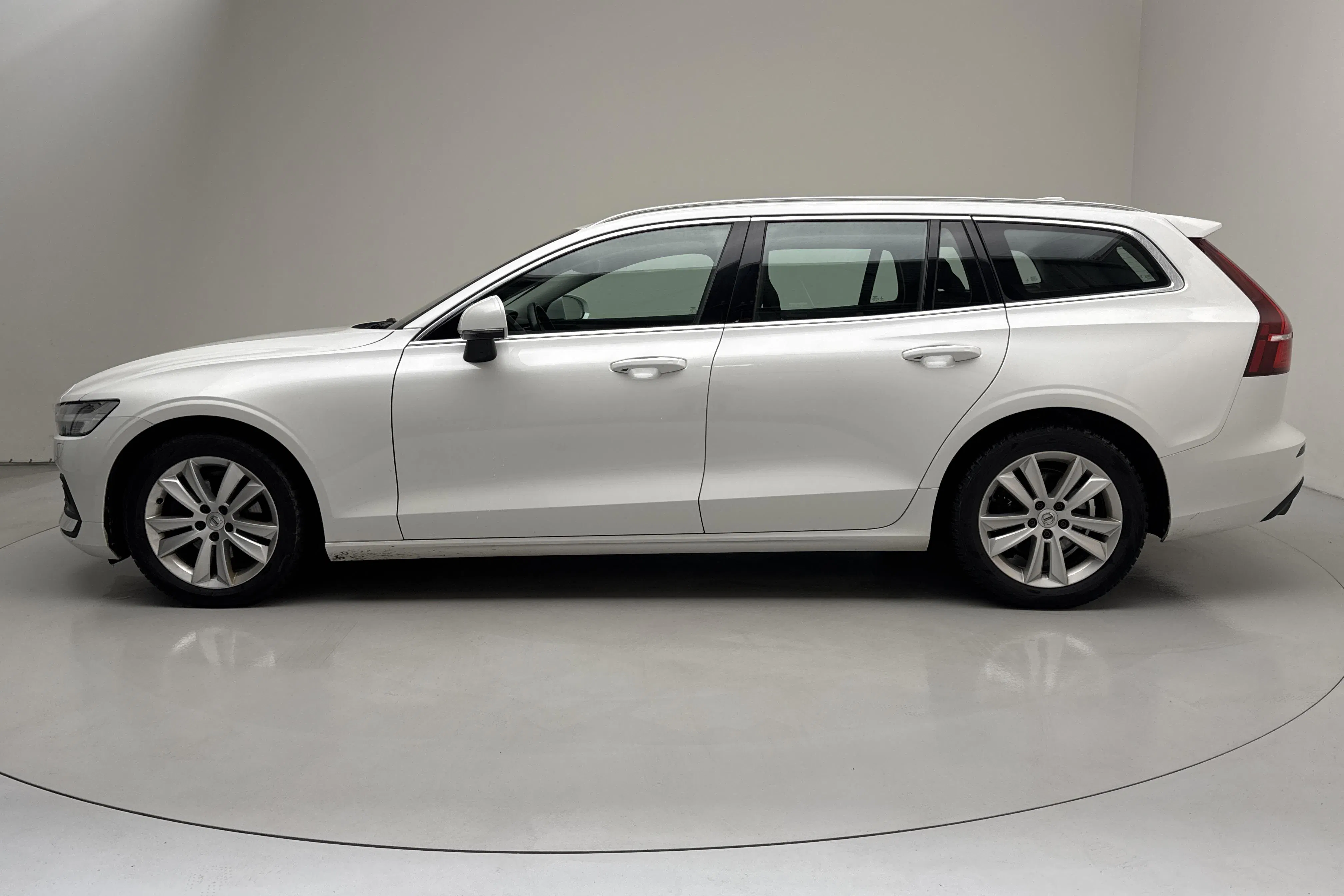 Præsentationsfoto 2 af 13: Volvo V60 D4 AWD (190hk) - 113 780 kilometer - Salgsautomat - Hvid - 2021