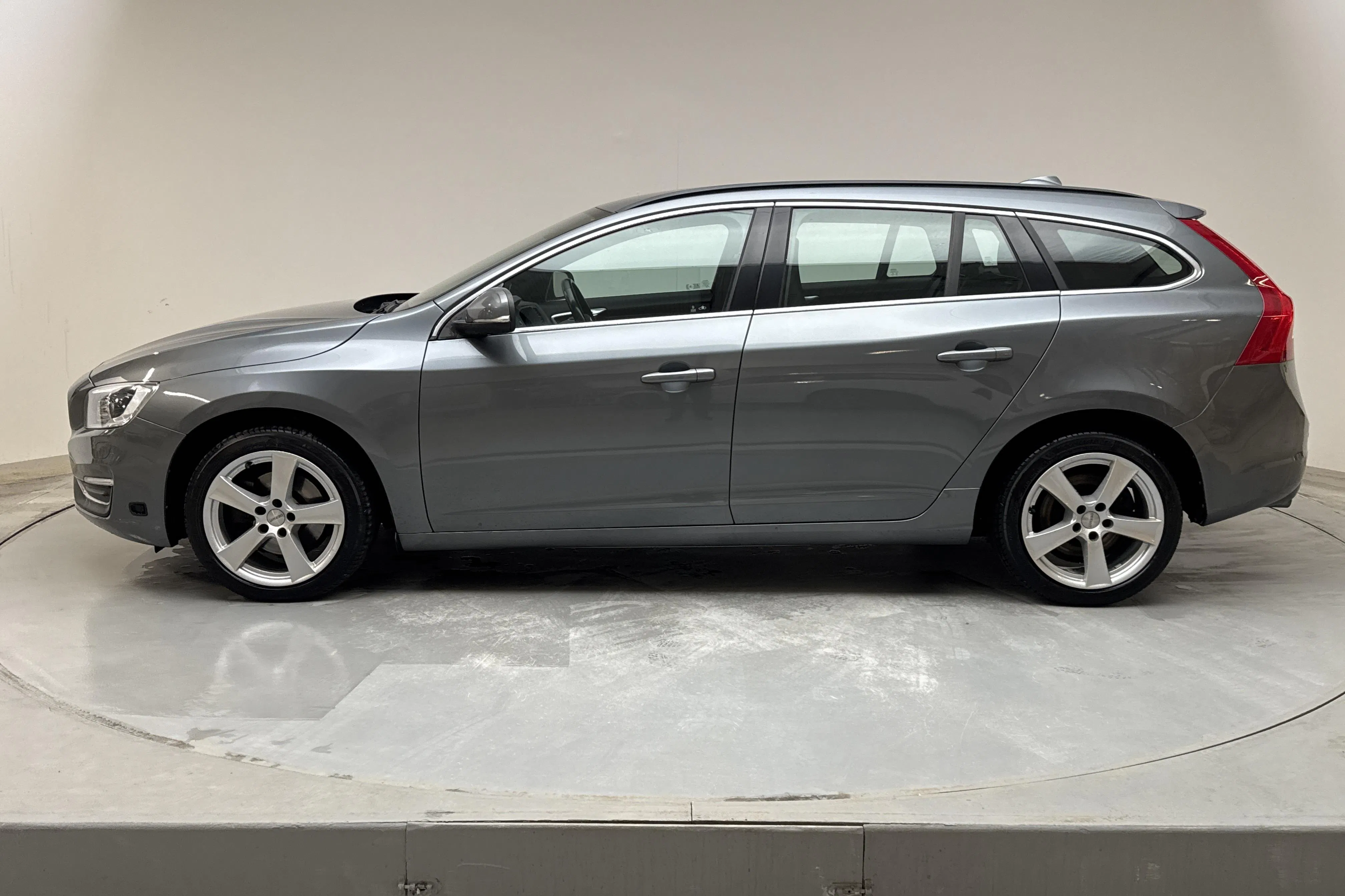 Præsentationsfoto 2 af 17: Volvo V60 D3 (150hk) - 106 600 kilometer - Salgsautomat - grå - 2018