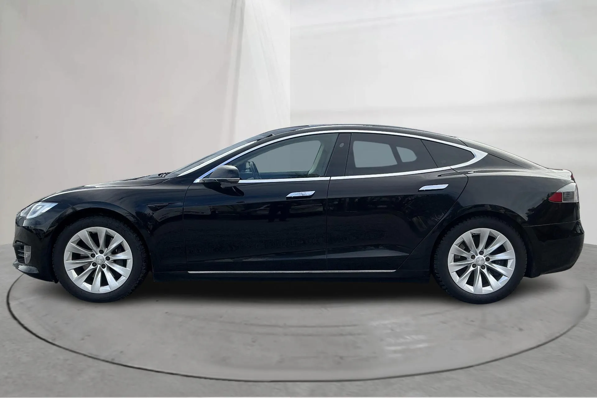 Presentationsfoto 2 av 19: Tesla Model S 75D - 12 645 mil - Automat - svart - 2018