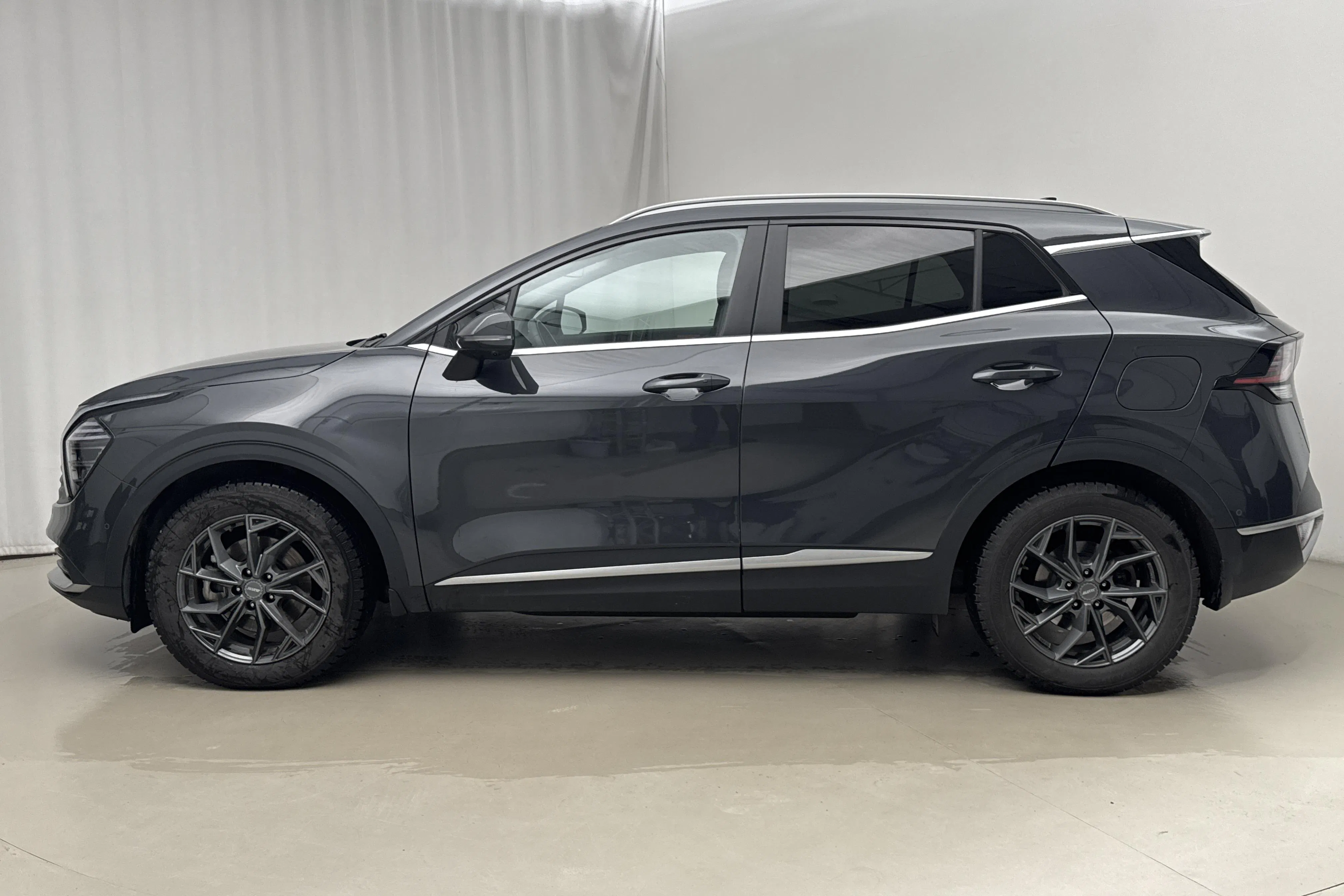 Presentationsfoto 2 av 26: KIA Sportage PHEV AWD (265hk) - 5 308 mil - Automat - Dark Grey - 2024