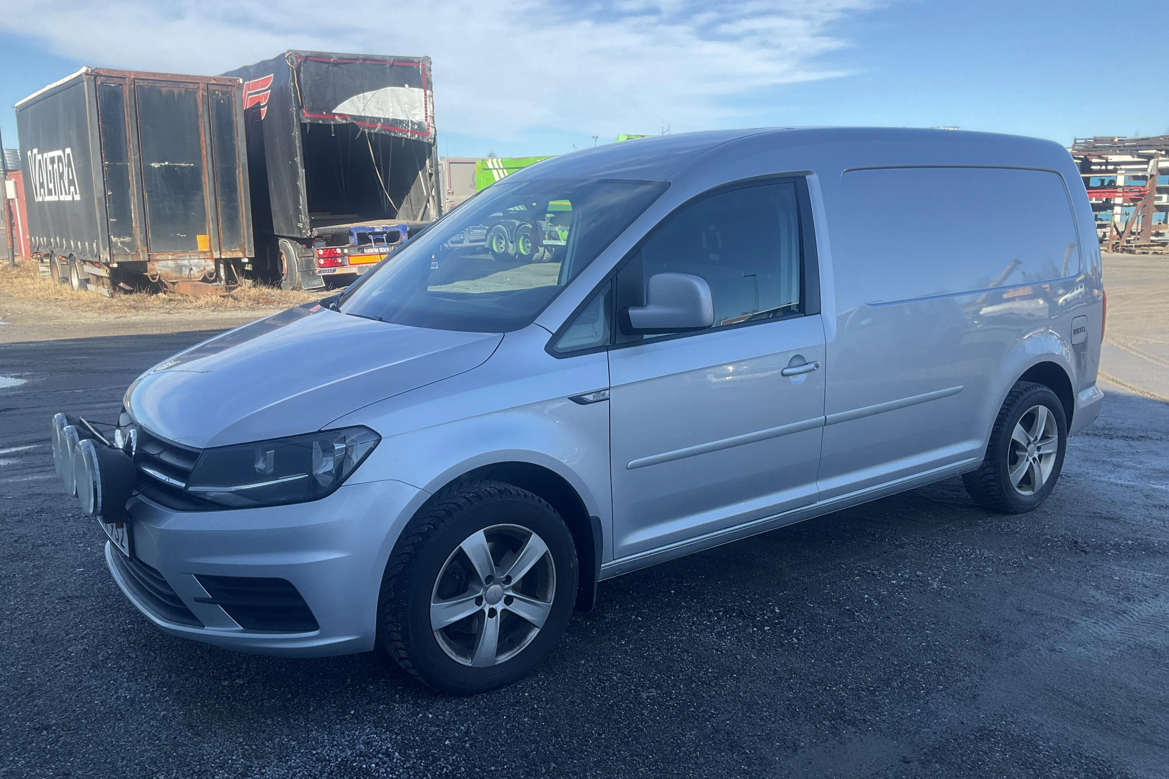 Presentationsfoto 1 av 16: VW Caddy 1.6 TDI Maxi Skåp (102hk) - 16 953 mil - Manuell - silver - 2016