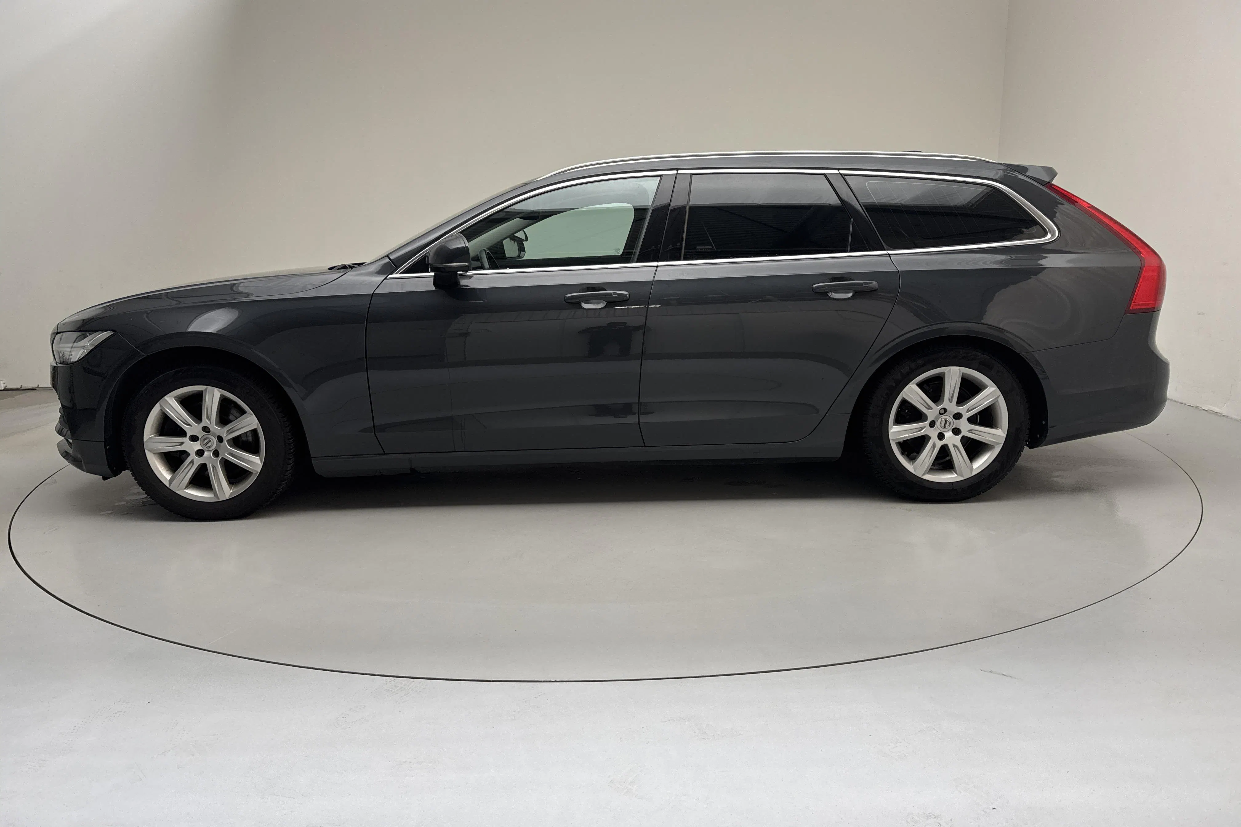 Presentationsfoto 2 av 14: Volvo V90 D4 (190hk) - 20 934 mil - Automat - grå - 2017