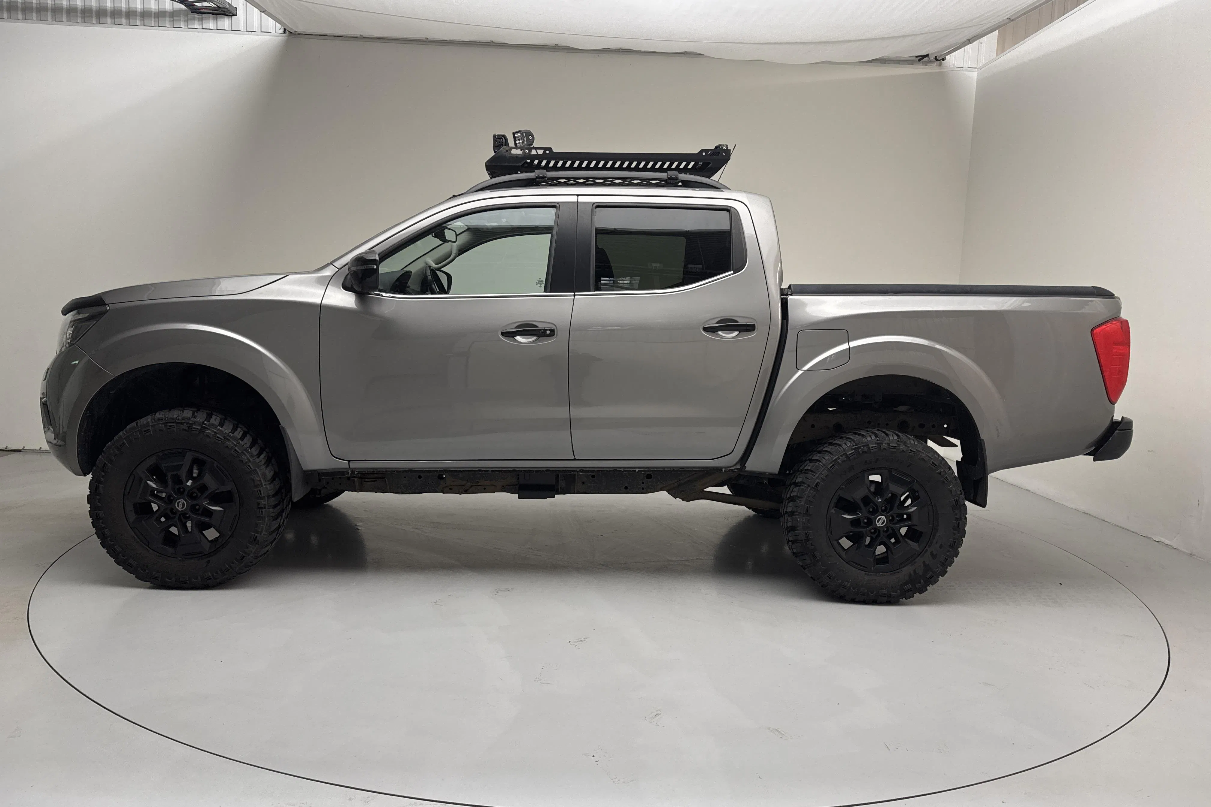 Presentationsfoto 2 av 17: Nissan Navara 2.3 dCi 4x4 (190hk) - 16 904 mil - Automat - grå - 2020