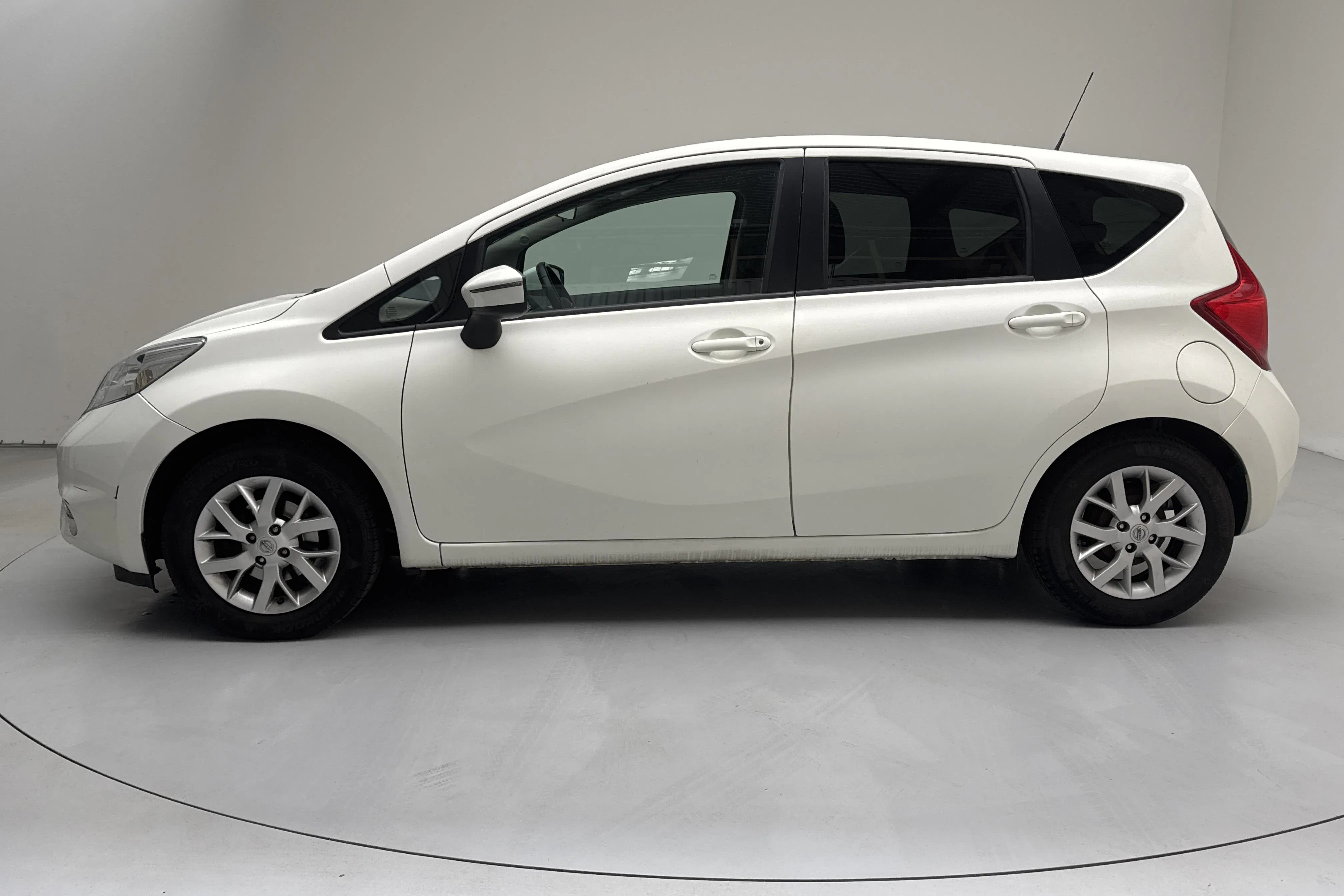 Presentation photo 2 of 12: Nissan Note 1.2 (80hk) - 70 700 km - Manual - white - 2016