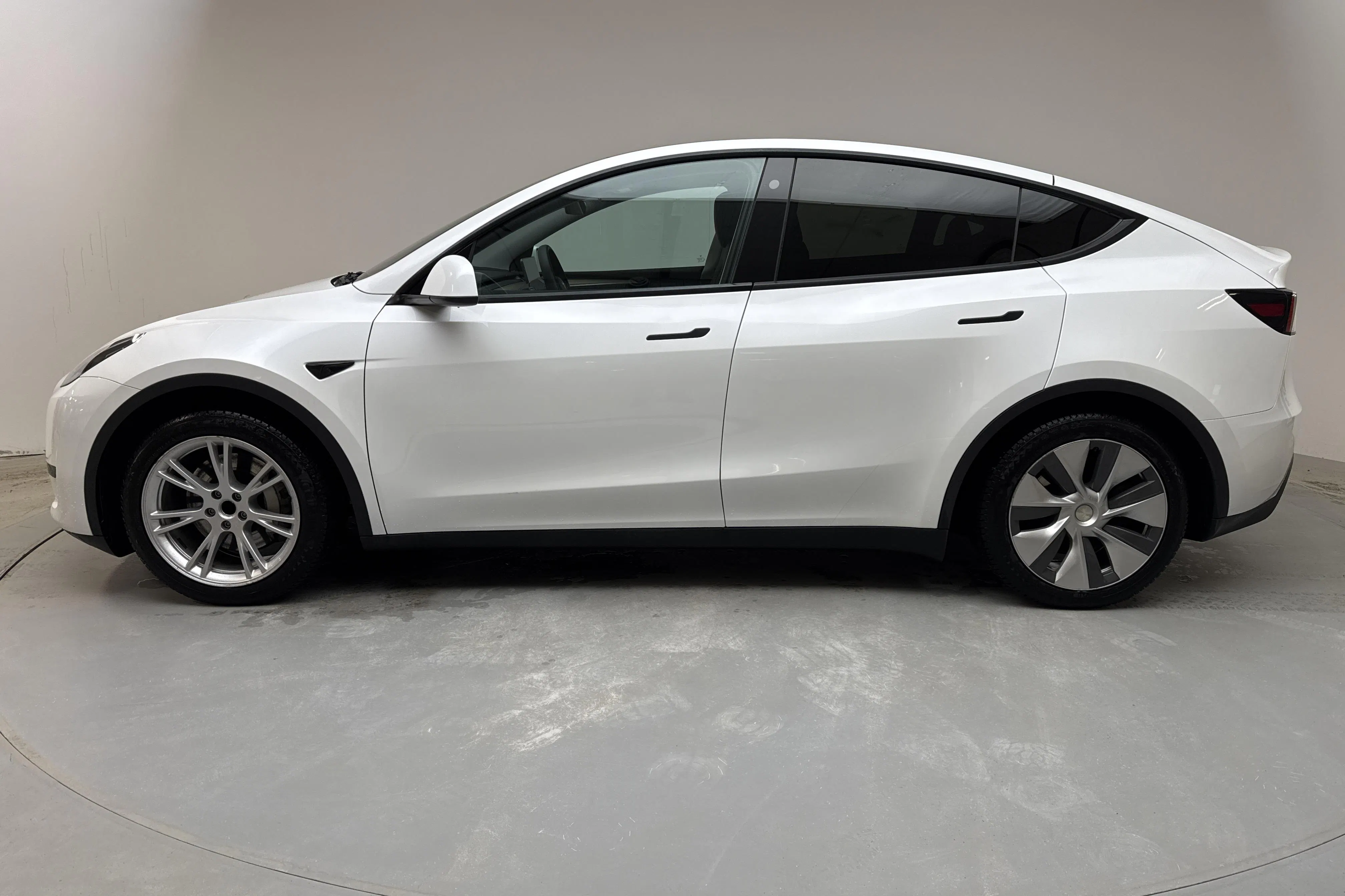 Presentationsfoto 2 av 18: Tesla Model Y RWD - 16 264 mil - Automat - vit - 2023