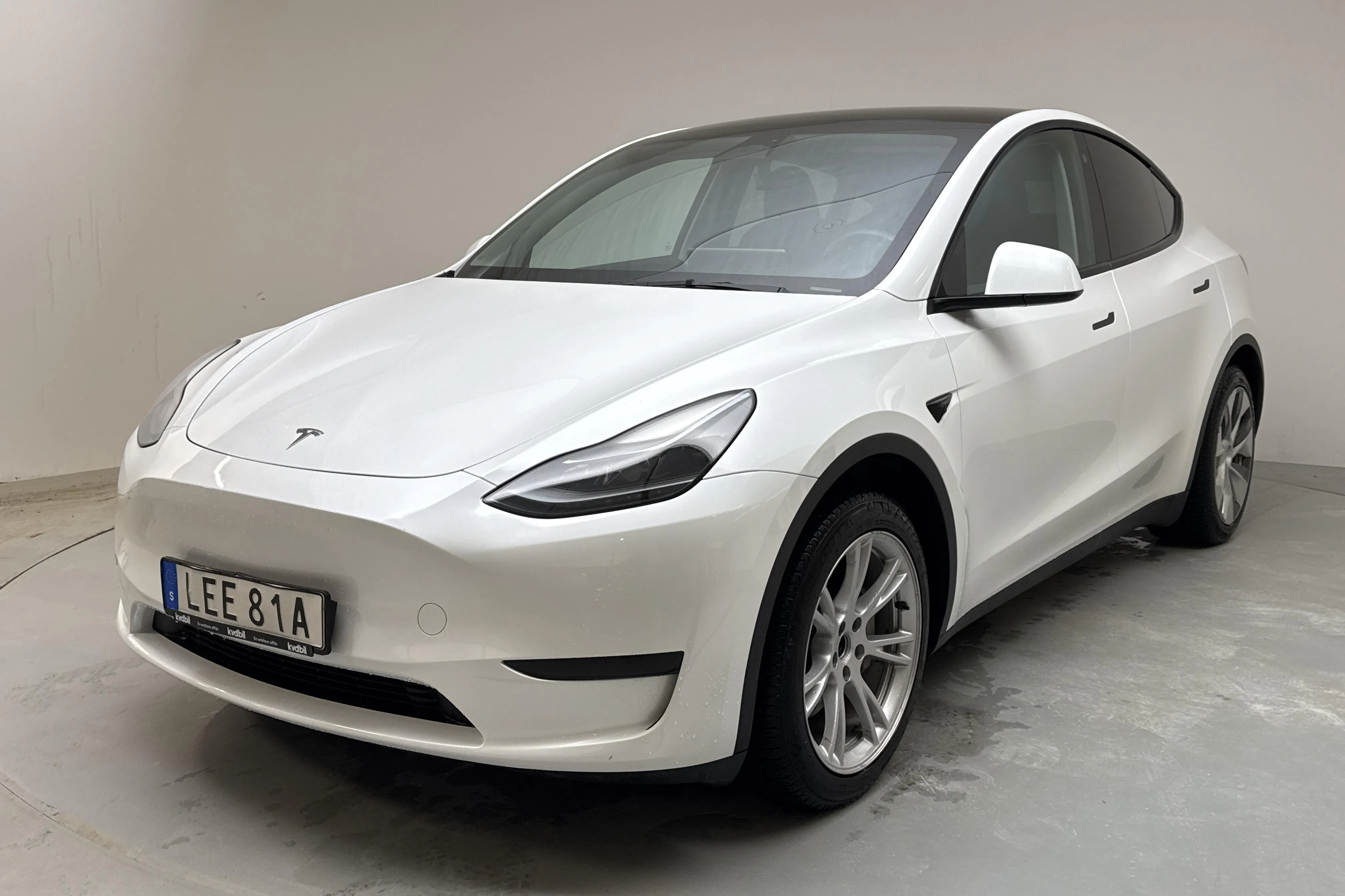 Presentationsfoto 1 av 18: Tesla Model Y RWD - 16 264 mil - Automat - vit - 2023