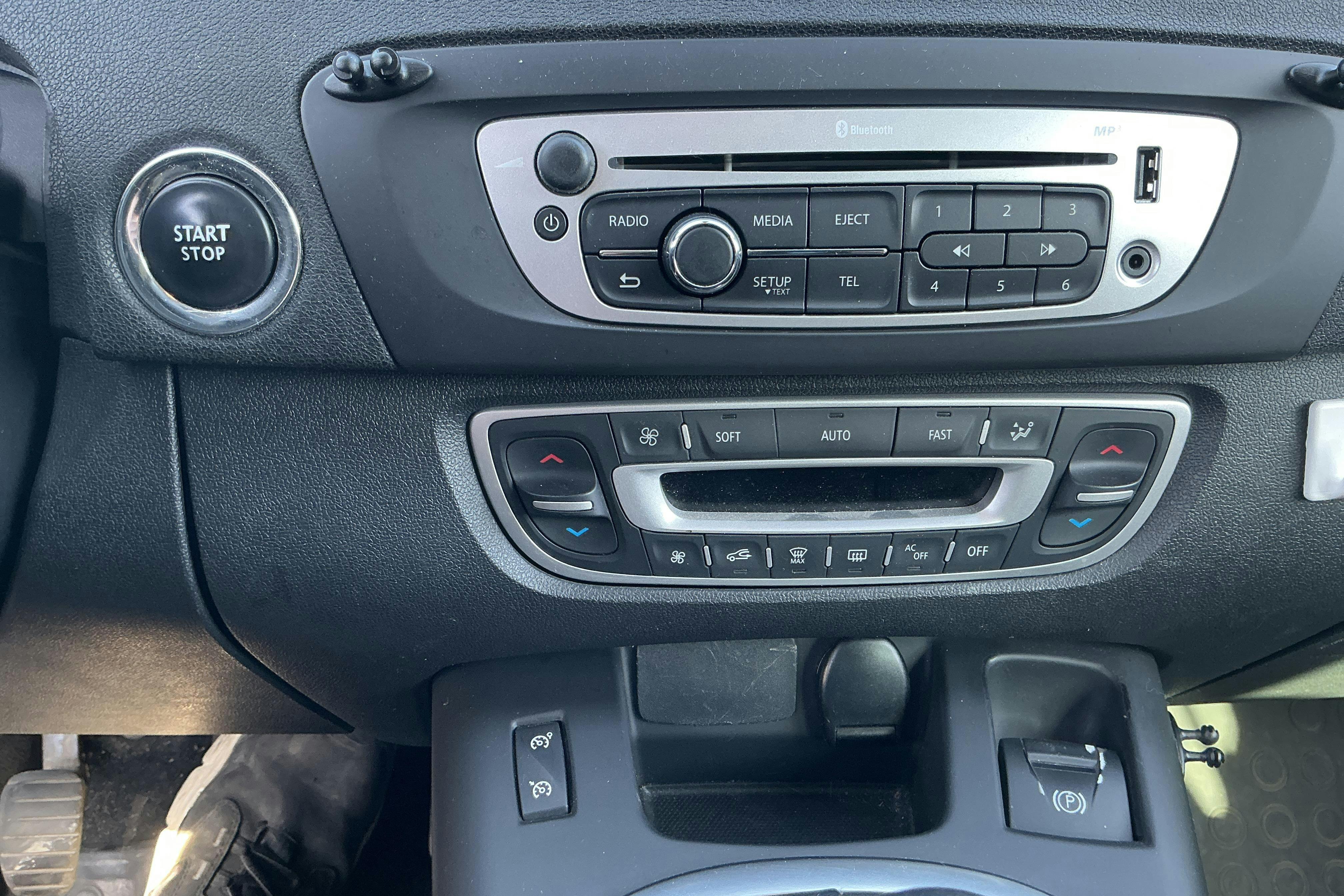 Presentationsfoto 15 av 15: Renault Grand Scénic III 1.5 dCi ESM (110hk) - 17 846 mil - Manuell - Light Brown - 2015