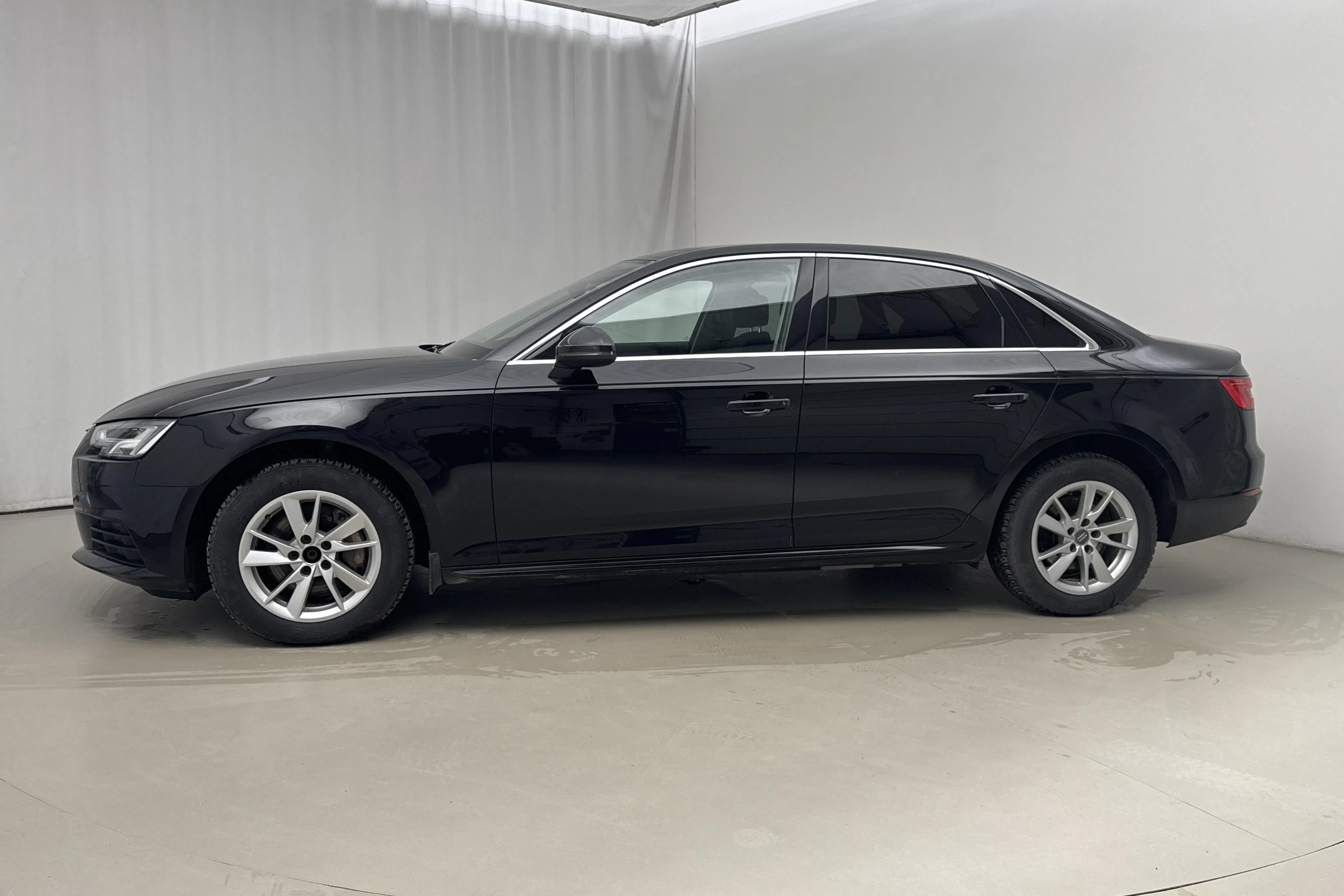 Presentationsfoto 2 av 15: Audi A4 2.0 TDI quattro (190hk) - 11 123 mil - Automat - svart - 2017