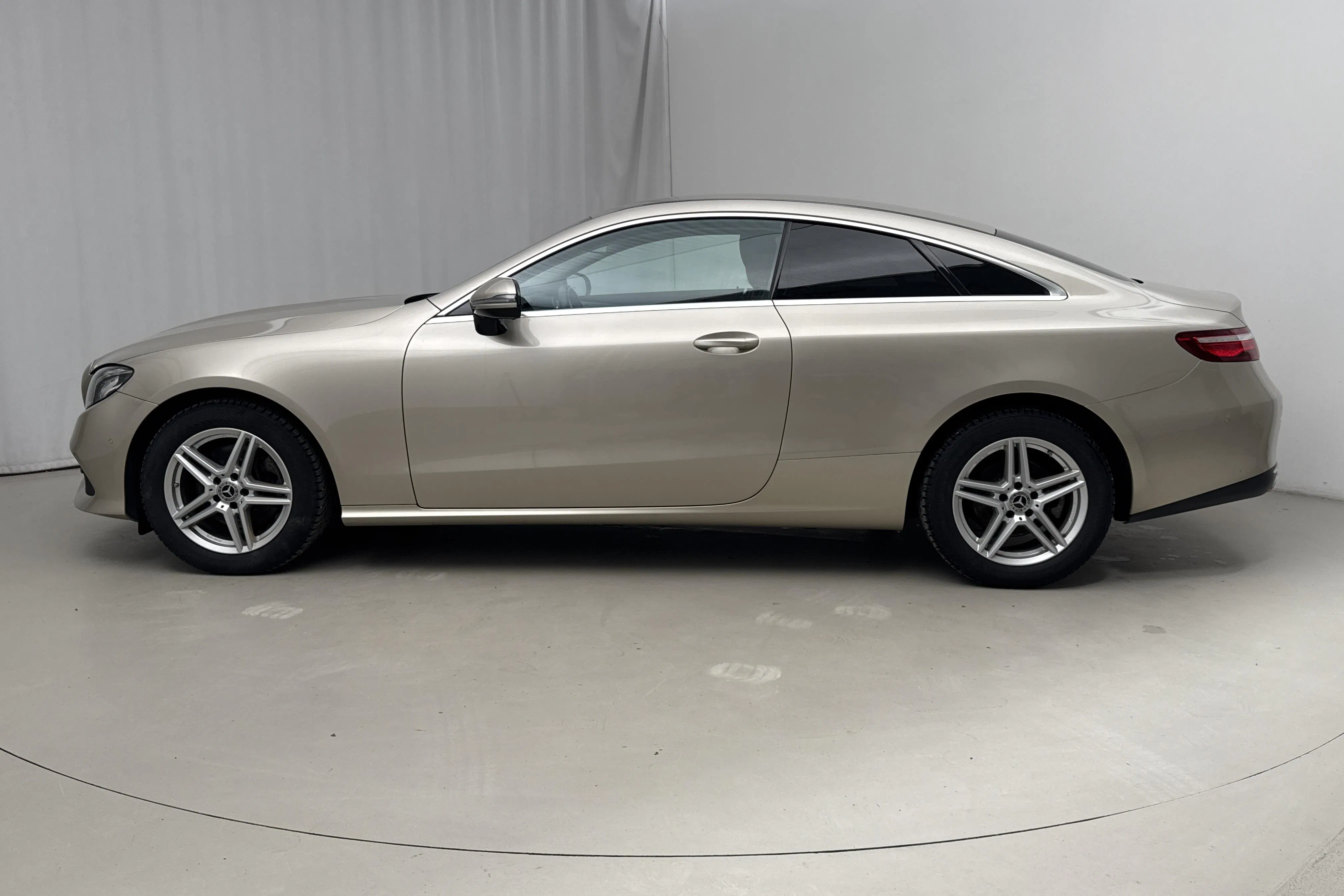 Presentationsfoto 2 av 16: Mercedes E 220 d 4MATIC Coupé C238 (194hk) - 15 282 mil - Automat - silver - 2020