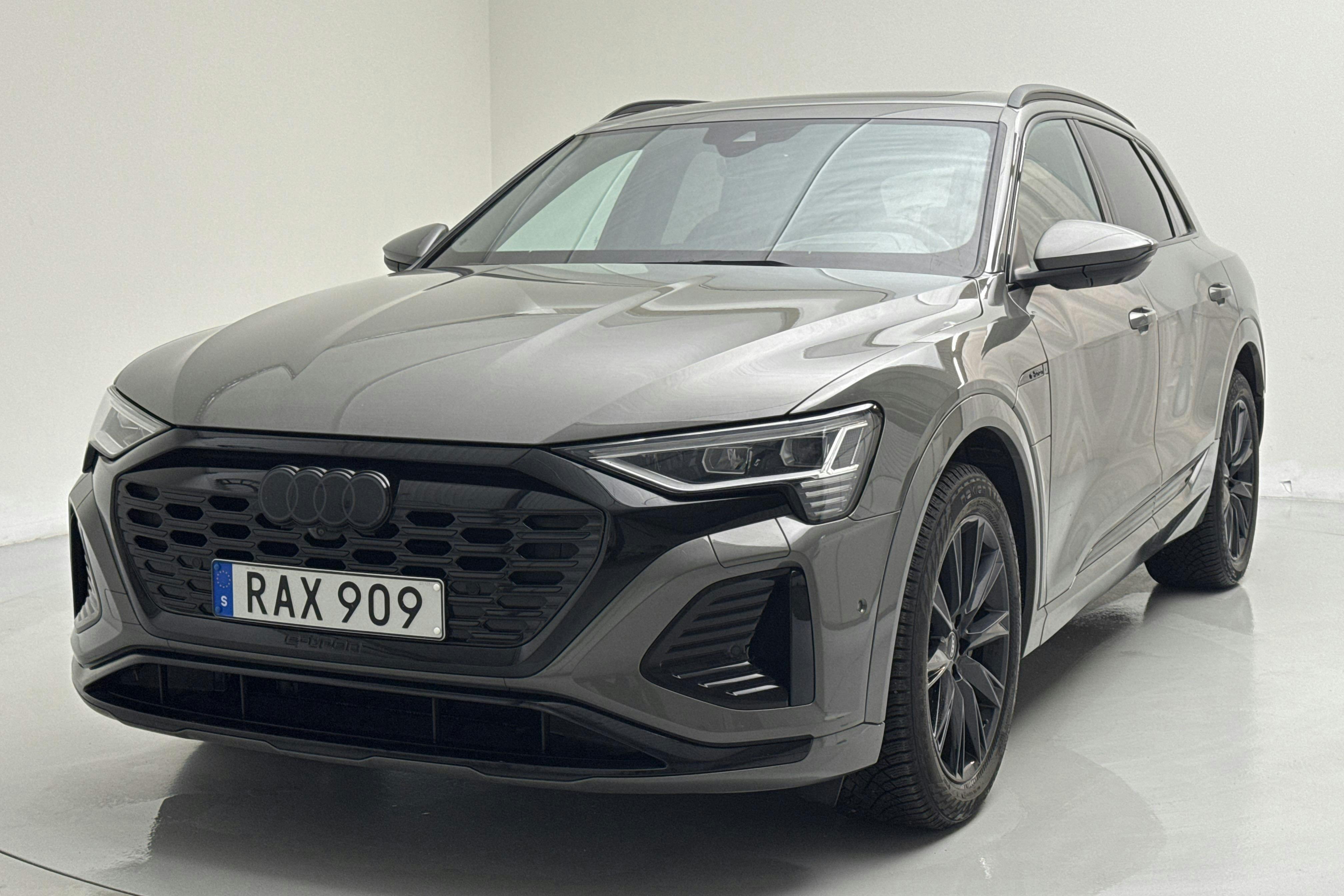 Presentationsfoto 1 av 23: Audi Q8 55 e-tron quattro (408hk) - 9 779 mil - Automat - grå - 2024