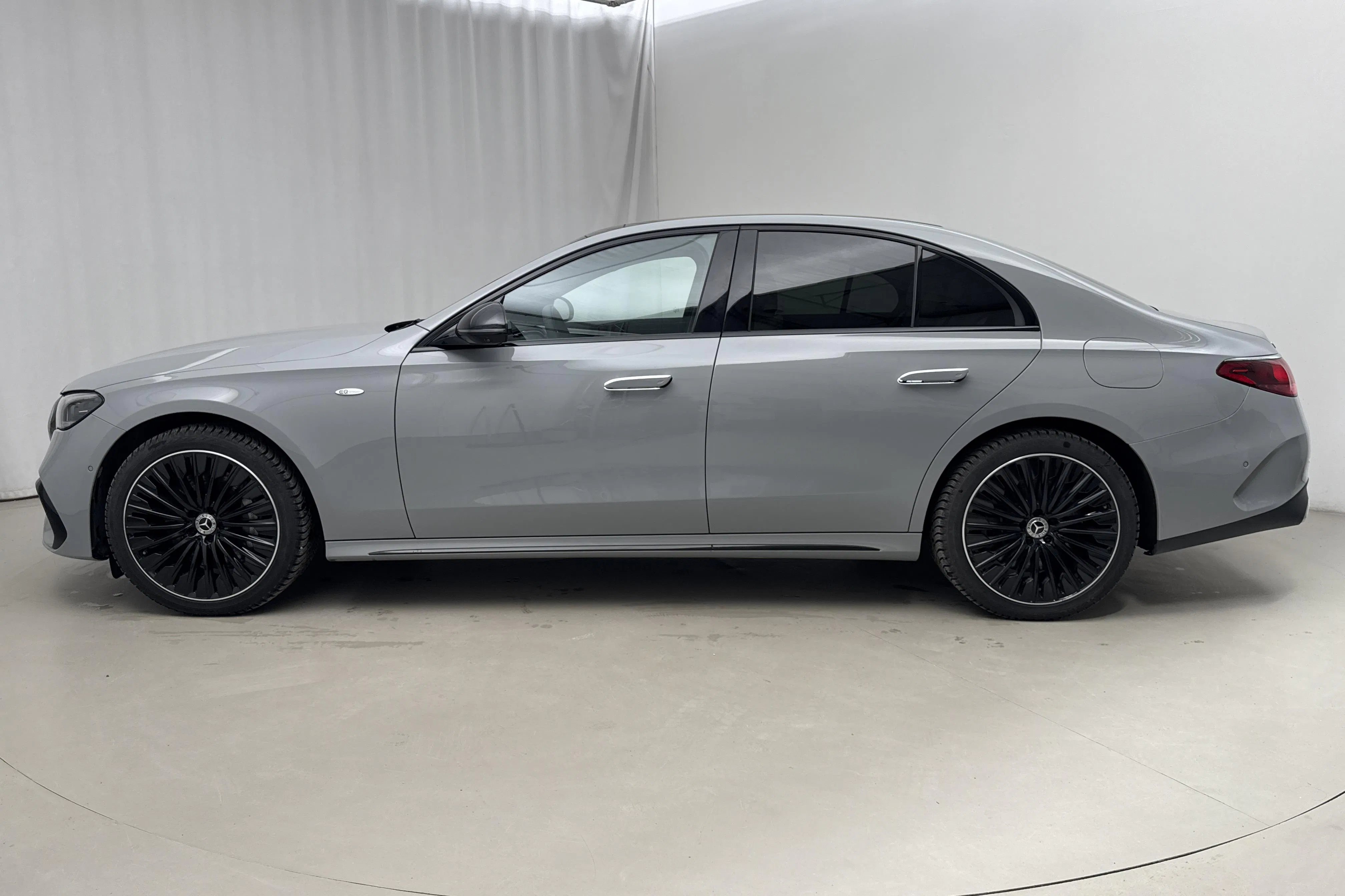 Präsentationsfoto 2 von 26: Mercedes E 300 de 4Matic Sedan W214 (313hk) - 26 580 Kilometer - Verkaufsautomat - grau - 2025