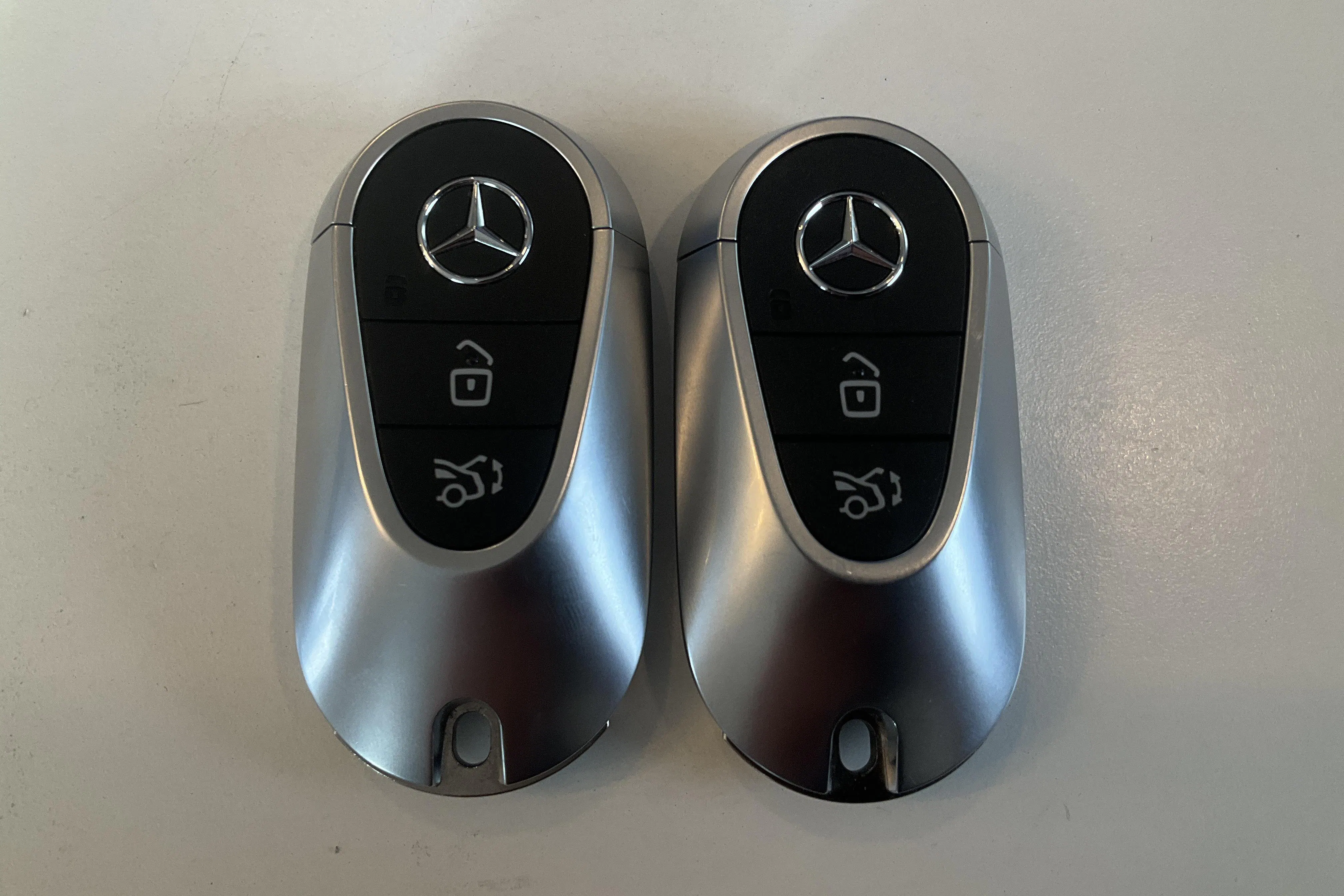 Präsentationsfoto 26 von 26: Mercedes E 300 de 4Matic Sedan W214 (313hk) - 26 580 Kilometer - Verkaufsautomat - grau - 2025