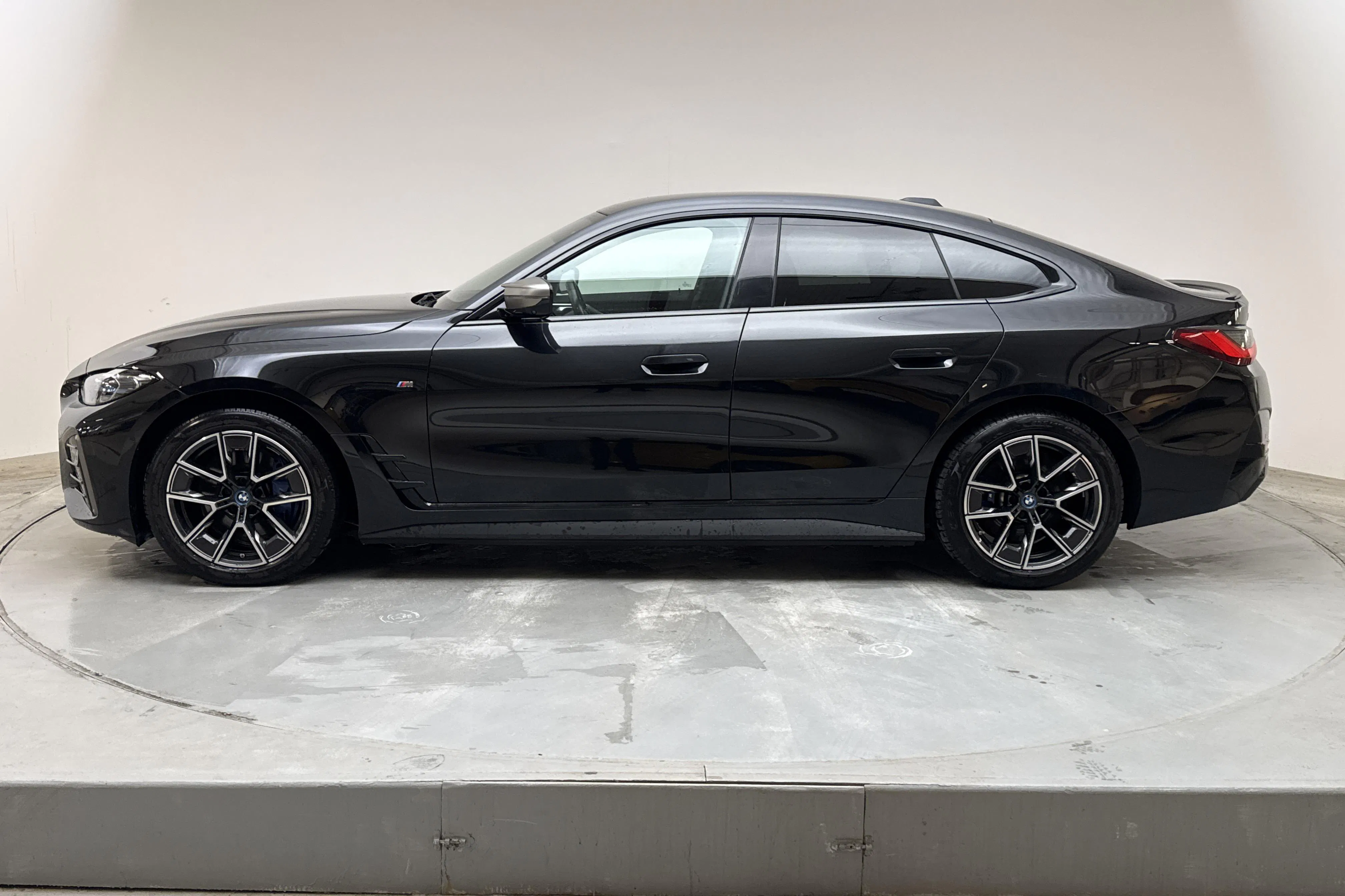 Presentationsfoto 2 av 22: BMW i4 M50 xDrive, G26 (544hk) - 6 818 mil - Automat - svart - 2024