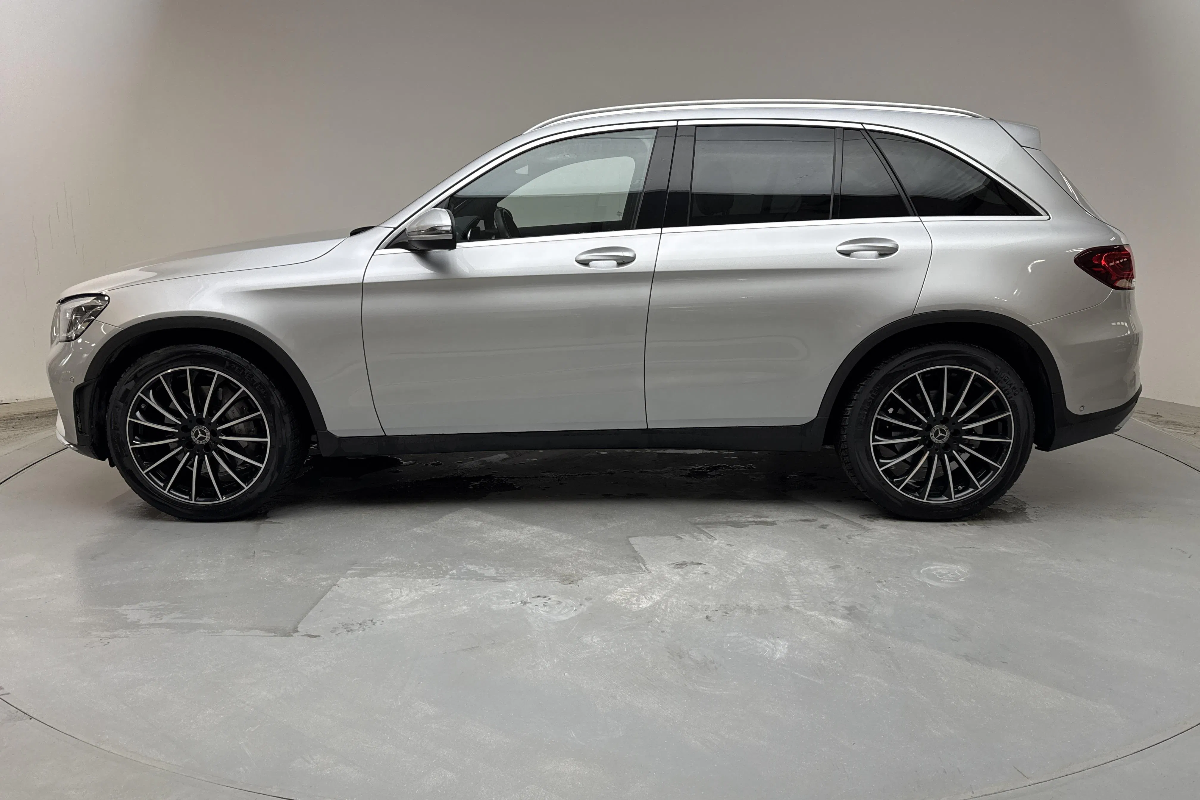 Presentationsfoto 2 av 18: Mercedes GLC 200 4MATIC X253 (197hk) - 7 036 mil - Automat - silver - 2020