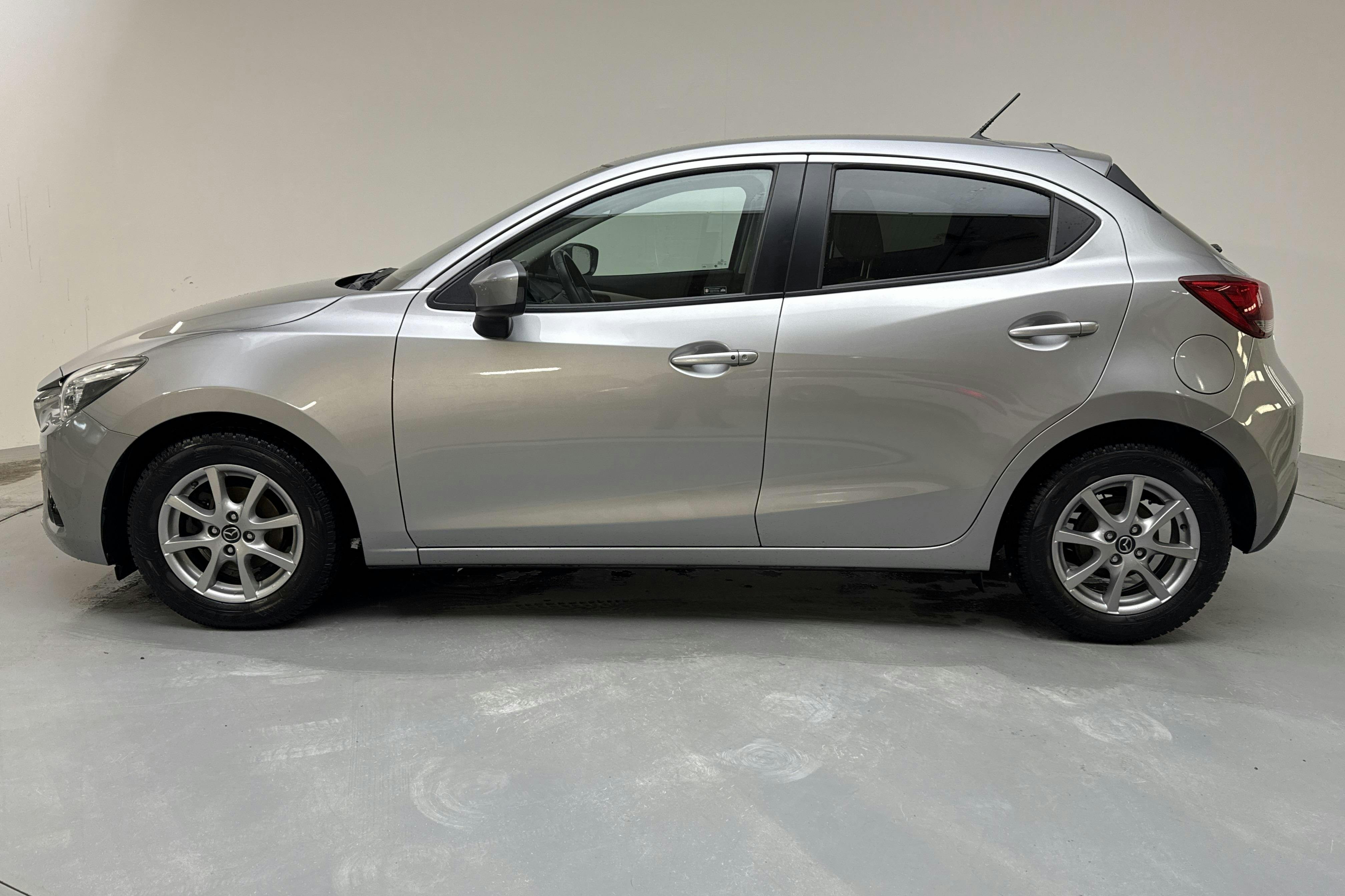 Presentationsfoto 2 av 13: Mazda 2 1.5 5dr (115hk) - 9 771 mil - Manuell - grå - 2016