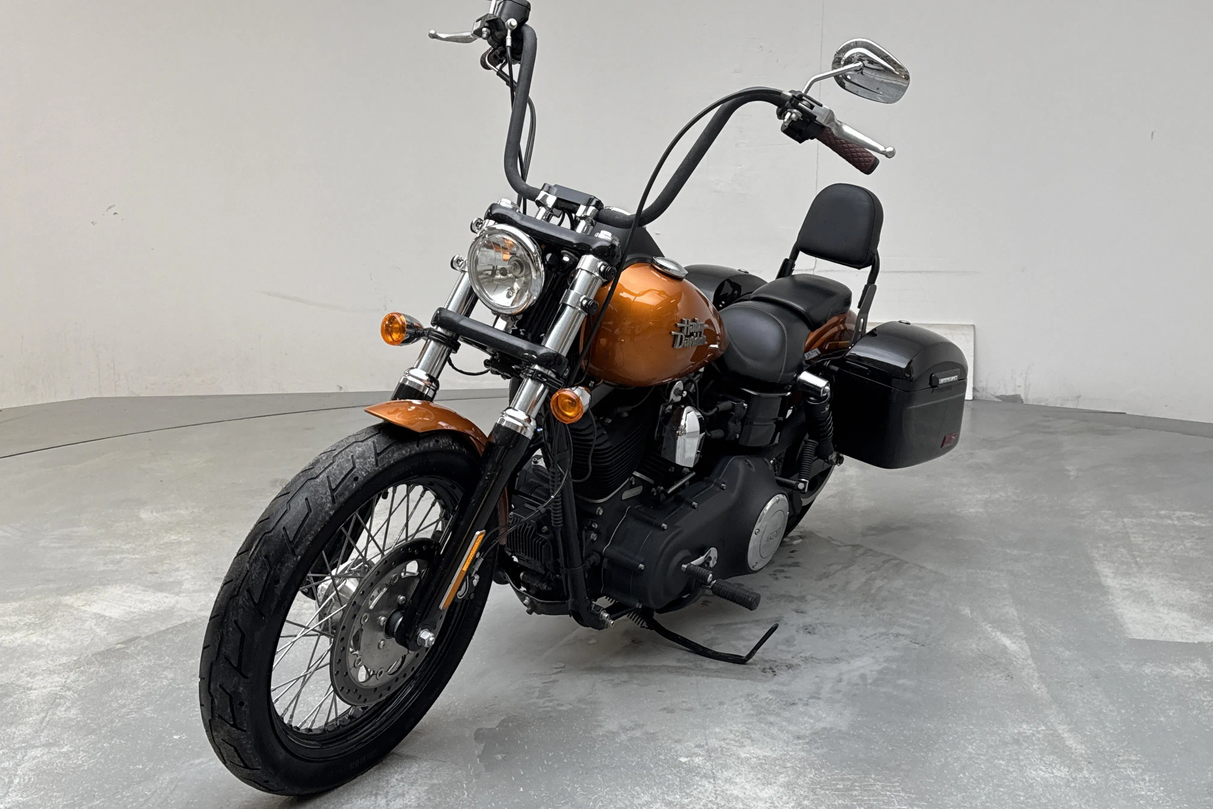 Presentationsfoto 1 av 9: HARLEY-DAVIDSON FXDB 103 Street bob Motorcykel - 1 656 mil - Manuell - orange - 2015