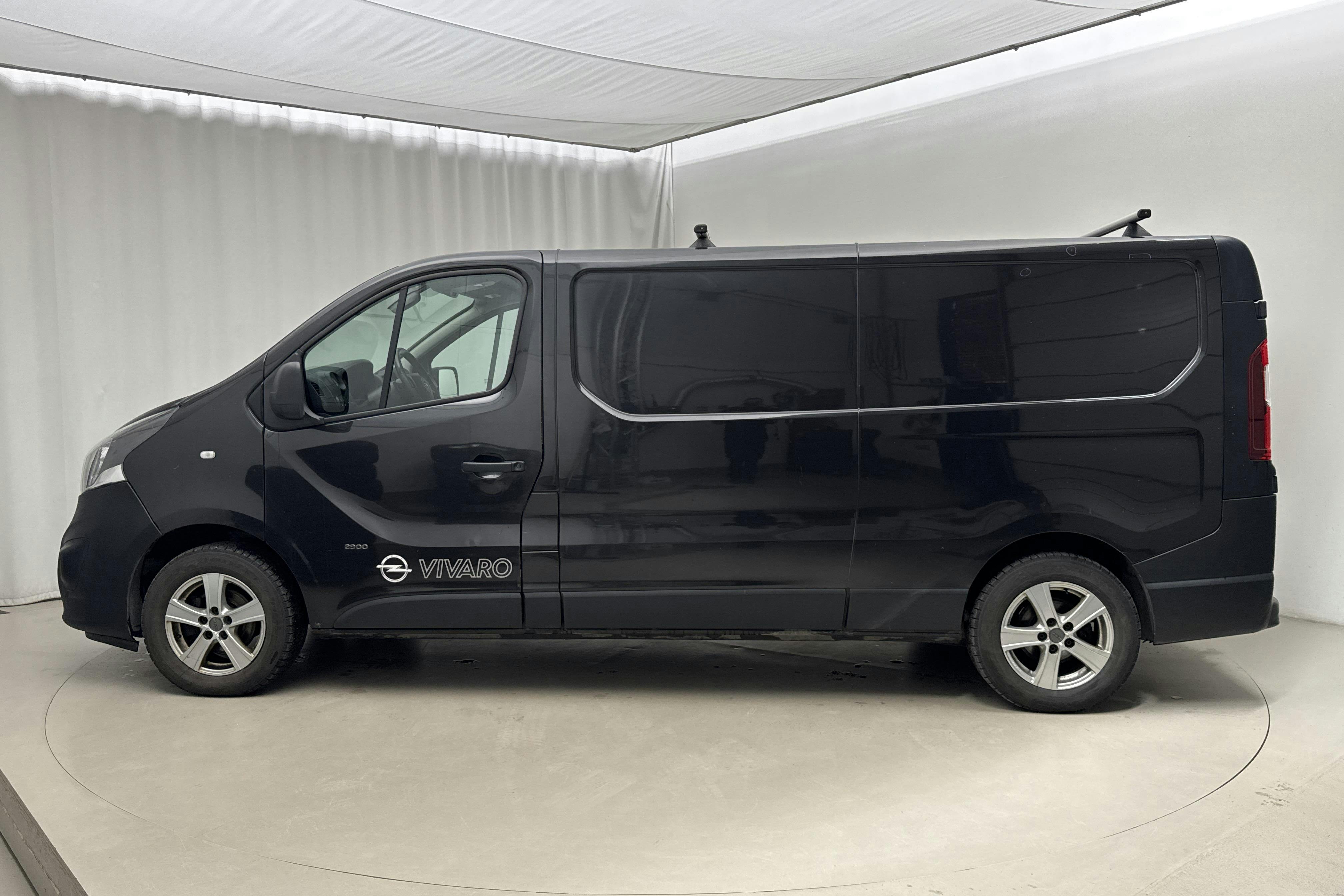 Presentation photo 2 of 16: Opel Vivaro 1.6 CDTI (120hk) - 214 140 km - Manual - black - 2016