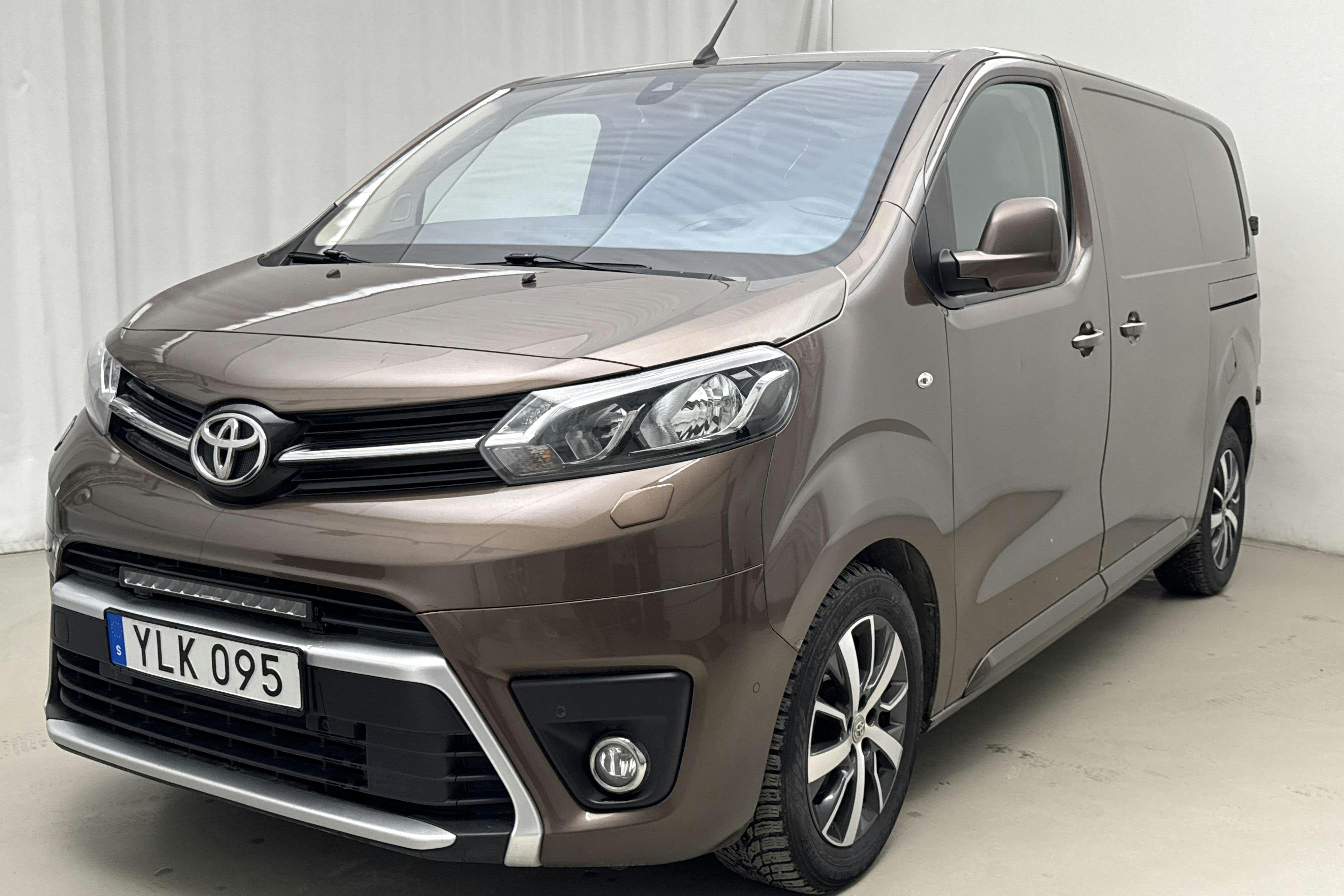 Presentationsfoto 1 av 14: Toyota PROACE 2.0D (177hk) - 21 298 mil - Automat - brun - 2018