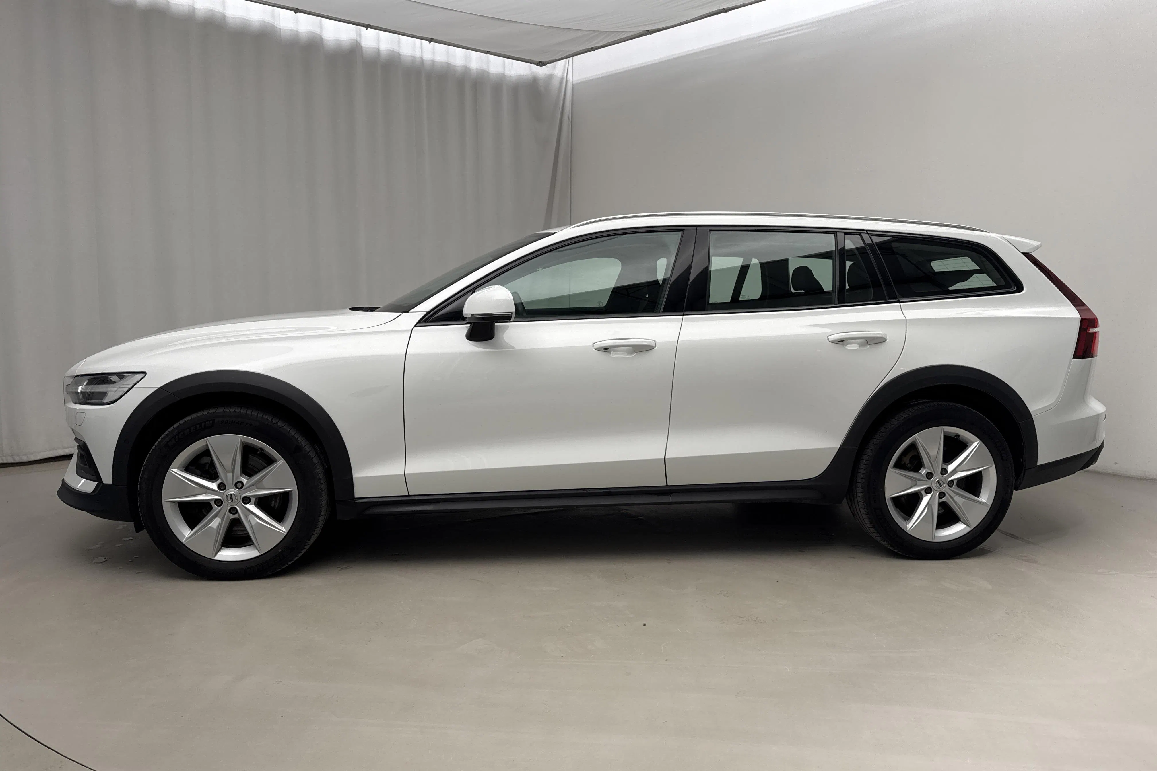 Esitlusfoto 2 aadressil 22: Volvo V60 B4 Cross Country AWD Mildhybrid, Diesel (197hk) - 151 540 km - Automaatne - valge - 2021